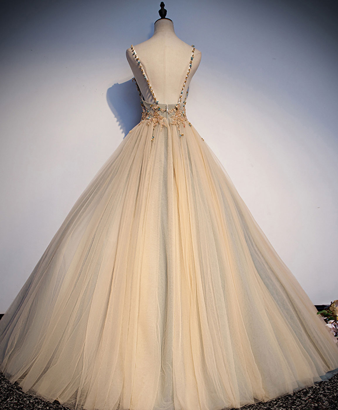 Elegant Champagne V-Neck Tulle Sequin Beaded Long Prom Dress for Formal Events - Perfect for Homecoming, Wedding, and Evening Gala