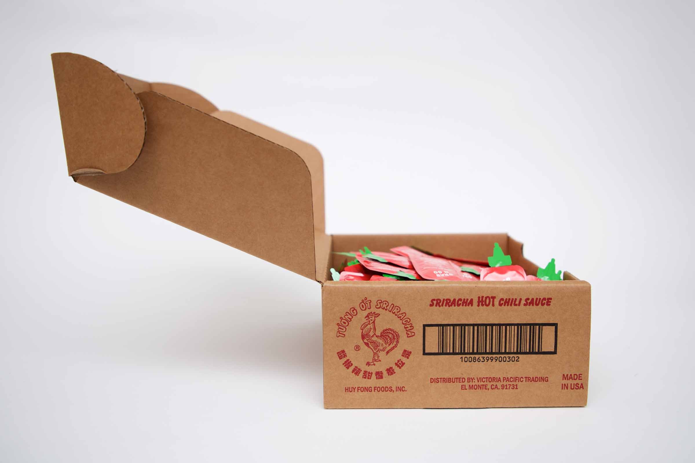 Huy Fong Sriracha Hot Chili Sauce Packets (200 Pack) - Spicy Flavor for Burgers, Tacos, Pho & Asian Dishes - Grab N Go Convenient Single-Serve Packets