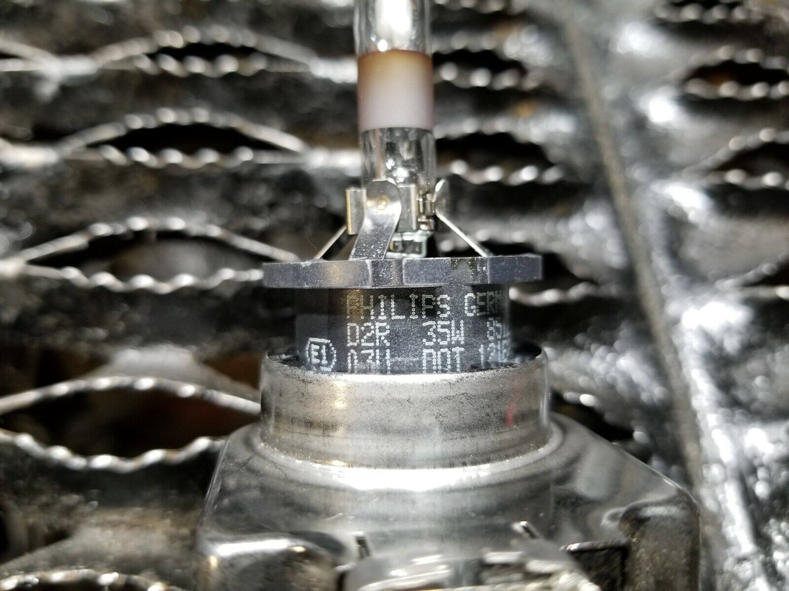 04-07 Infiniti QX56 Xenon Headlight Bulb with Igniter - OEM Replacement - Perfect for Night Driving & Foggy Conditions