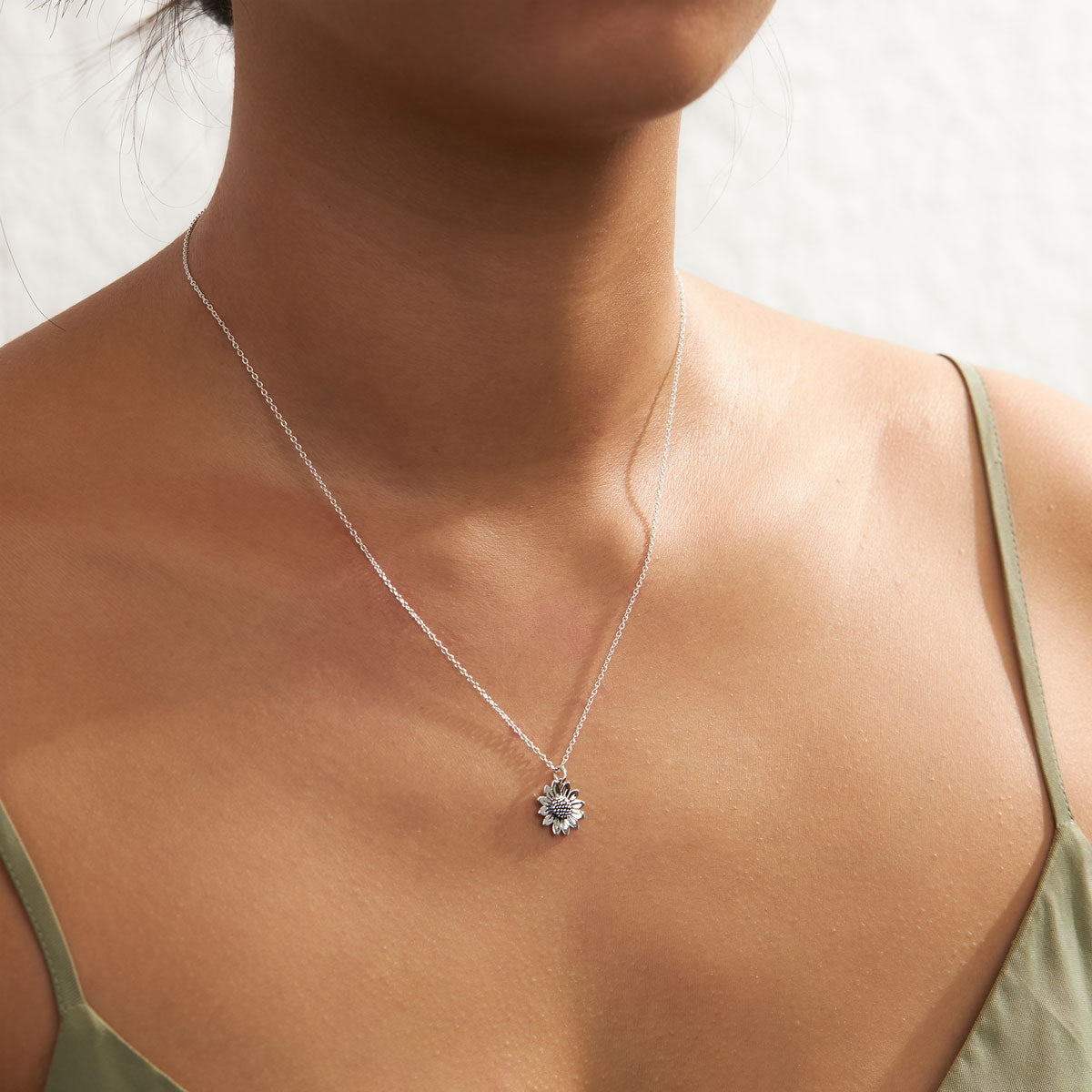 Elegant Blossoming Sunflower Necklace for Women - 18K Gold Plated Floral Pendant Jewelry - Perfect Gift for Birthday, Anniversary & Everyday Wear
