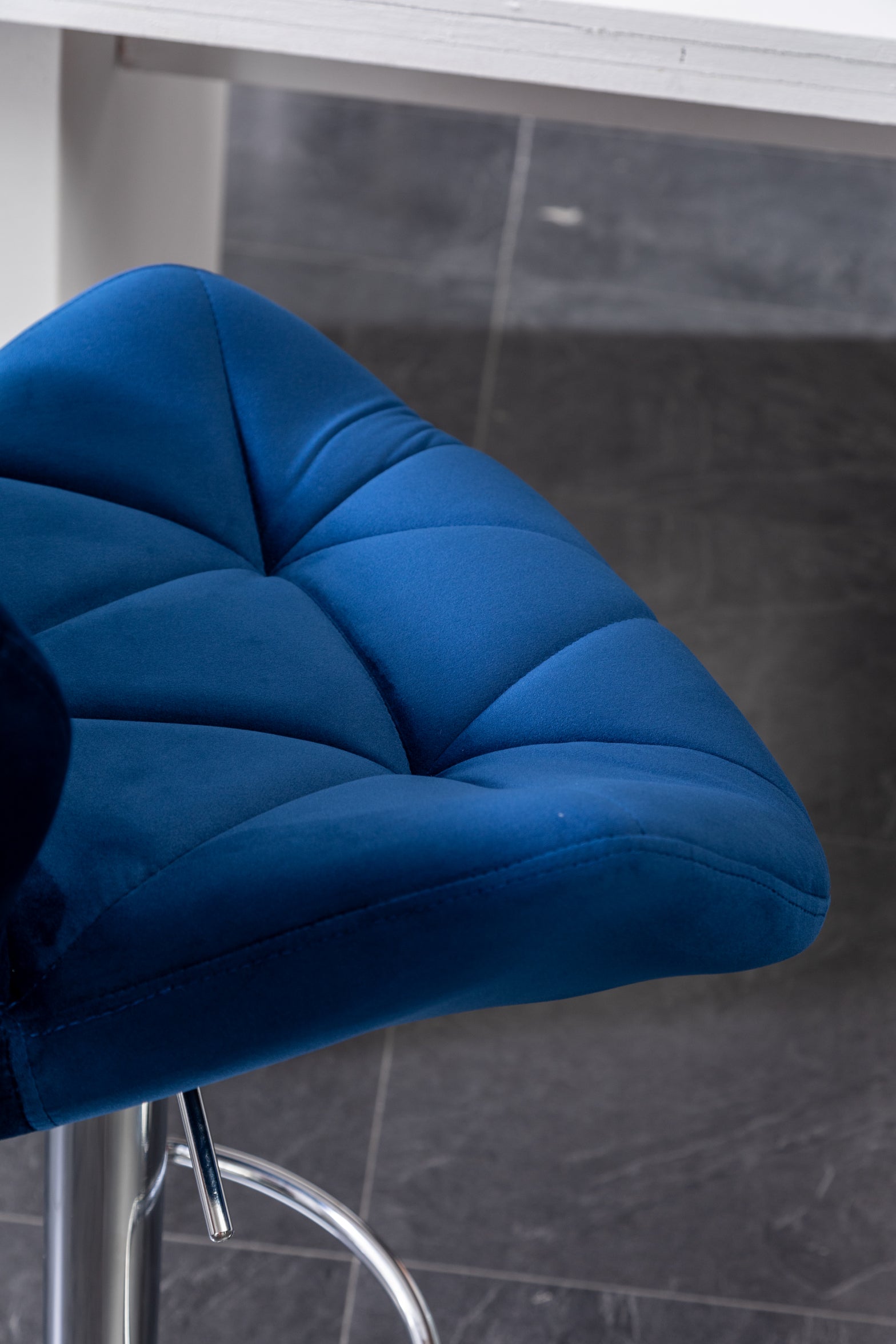 Roundhill Furniture Breni Velvet Diamond Tufted Swivel Adjustable Height Bar Stool - Set of 2, Navy Blue Velvet Upholstery - Perfect for Kitchen Islands, Home Bars & Breakfast Nooks