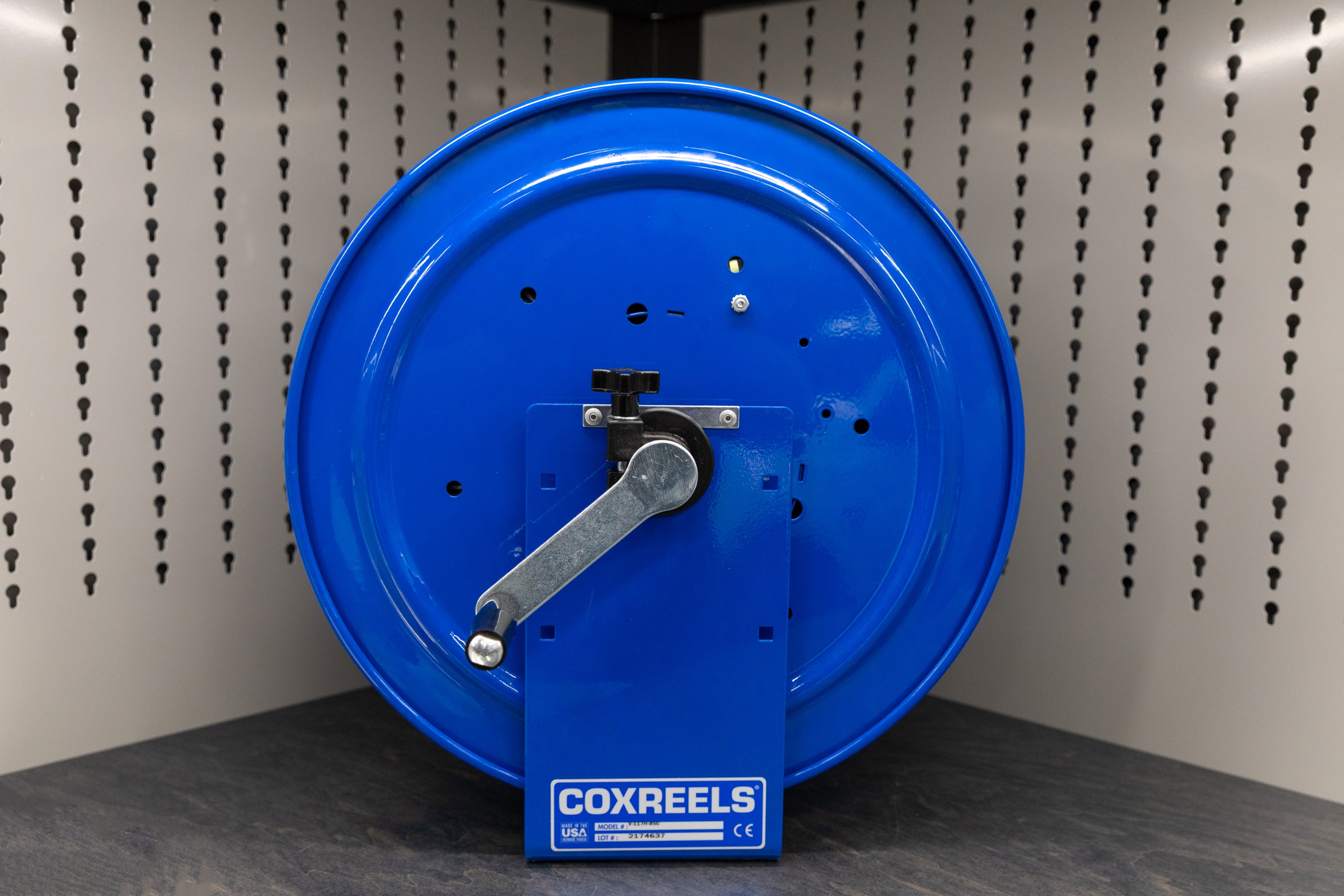 High-Quality Coxreels Vacuum Hose Reel for Industrial & Home Use - Durable Retractable Air Hose Storage Solution for Workshops, Garages & Cleaning
