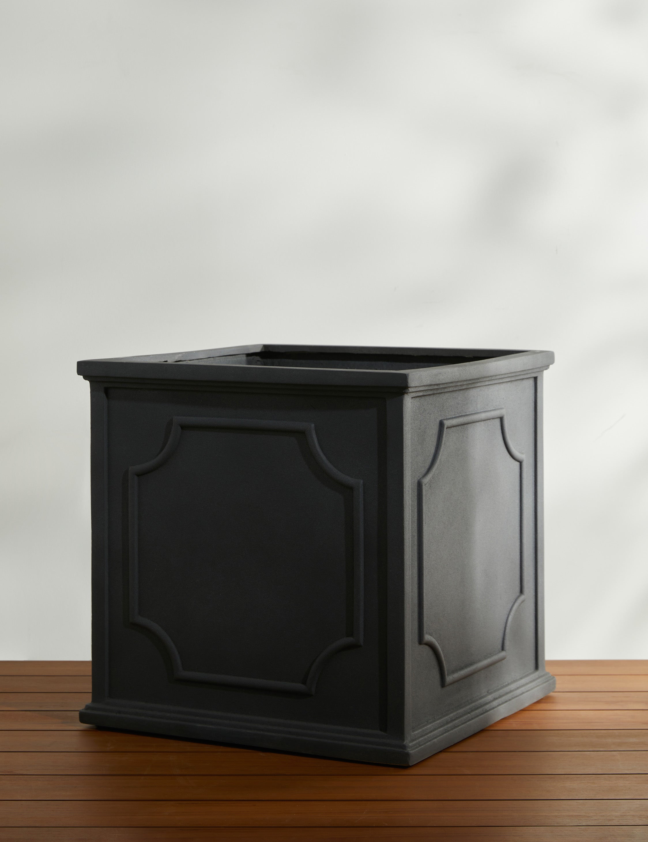 Campania International Cumberland Planter - Elegant Outdoor Garden Planter for Flowers, Plants & Herbs - Perfect for Patio, Deck, and Backyard Decor