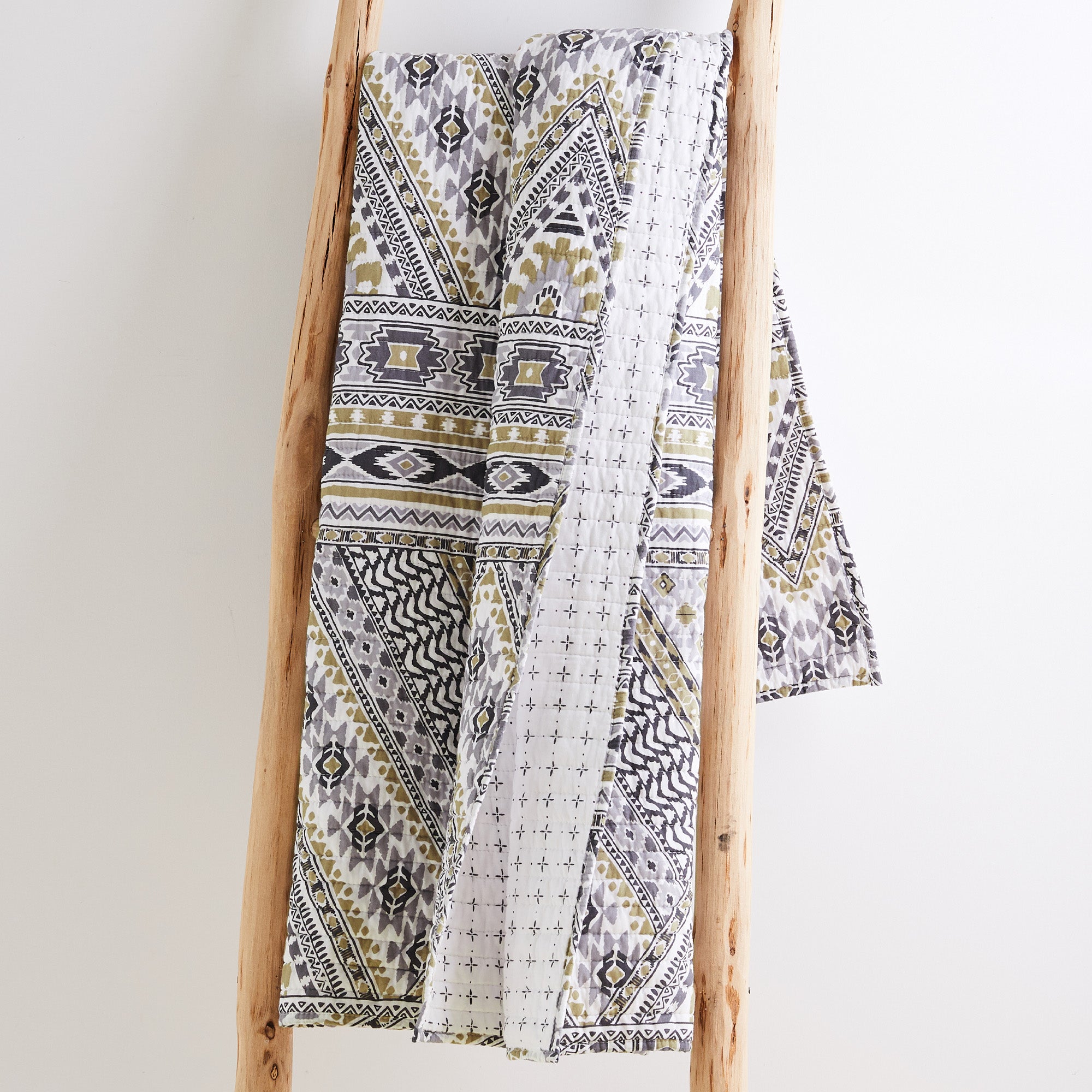 Etrada Quilted Throw Blanket - Soft Cozy Bedspread for Couch, Sofa & Bed - Perfect for Winter Warmth, Home Decor & Gift Giving