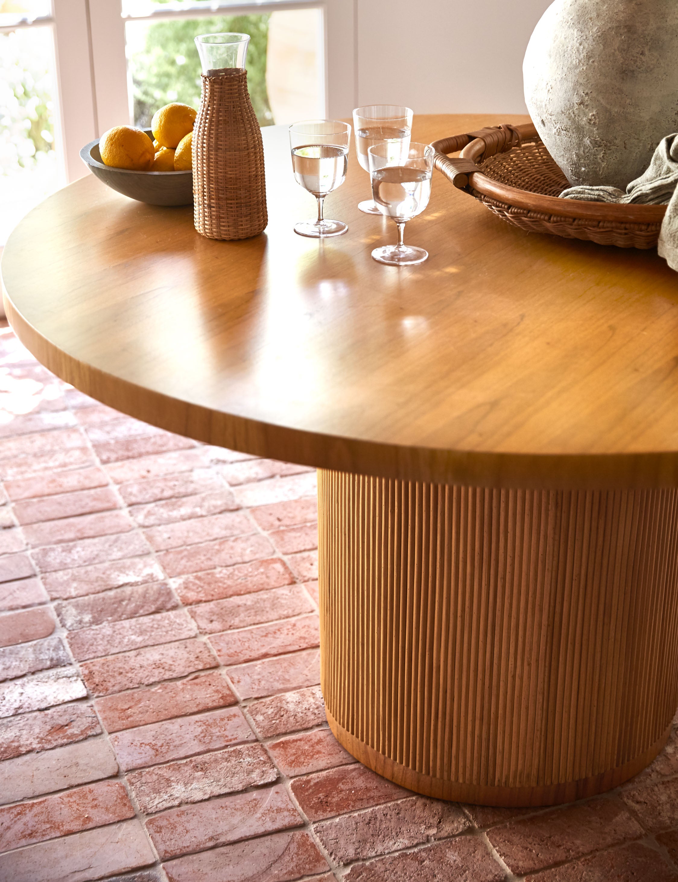 Elvia Round Dining Table - 42 Inch Modern Wood Kitchen Table for 4-6 People - Perfect for Small Spaces, Breakfast Nook & Cozy Family Meals