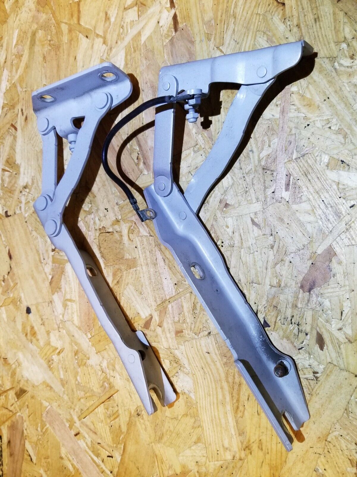 04-07 BMW 530xi E60 Left & Right Hood Hinge Set - OEM Replacement Parts - Perfect for Car Repair & Maintenance