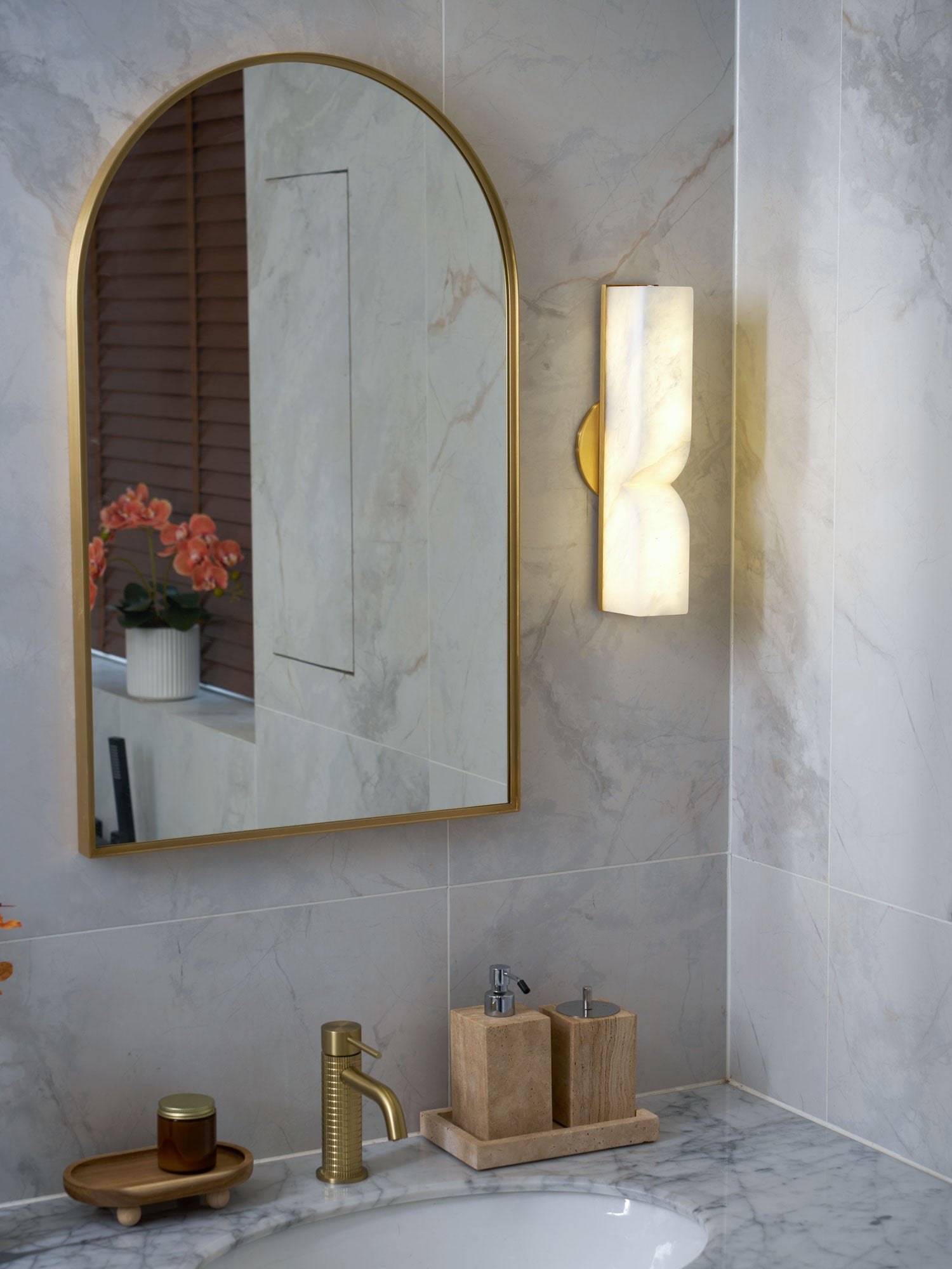 Alabaster Plug-in Wall Sconce Light - Modern Plug in Wall Lamp with Natural Stone Look - Perfect for Bedroom, Living Room & Hallway Lighting