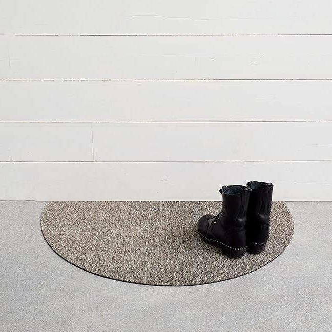 CHILEWICH Welcome Door Mat - Non-Slip Shaggy Indoor/Outdoor Rug in Heathered Pebble, 53x91cm - Perfect for Entryway, Patio & Mudroom Decor