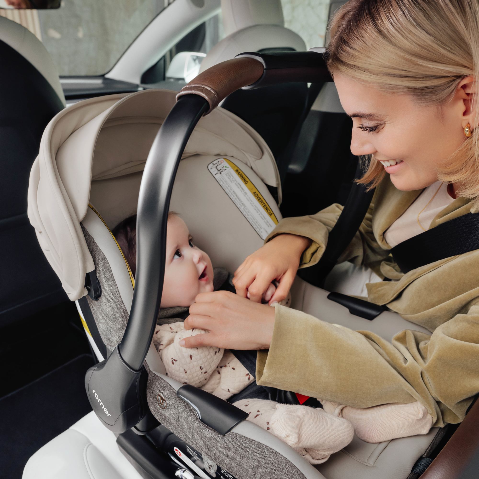 Romer Juni Infant Car Seat with Versa Base - Safe & Lightweight Baby Car Seat for Newborns to 35 lbs - Easy Installation for Cars, Travel & Daily Commute