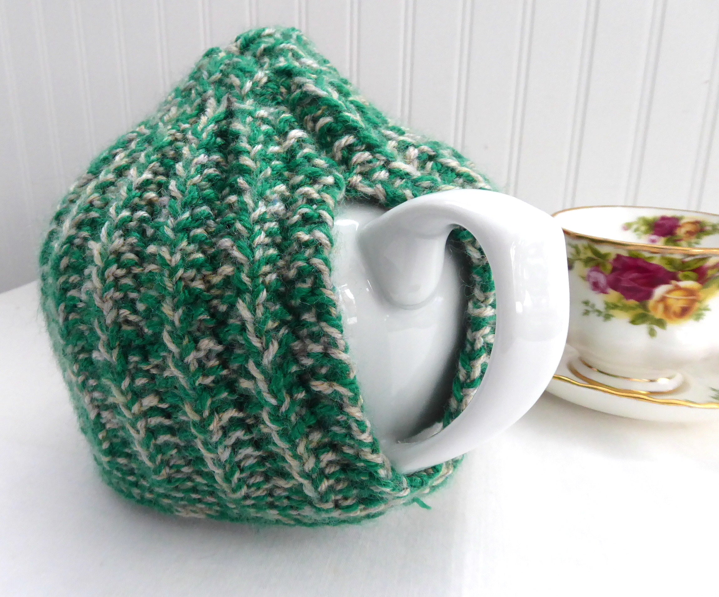 Vintage 1970s Knitted Stretchy Tea Cosy - Variegated Green & Tan English Tea Pot Cover, Handmade Cozy for Medium Tea Pots | Perfect for Afternoon Tea, Tea Parties & British Tea Traditions