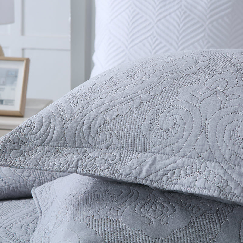 Aramis Reversible 3-Piece Damask Quilt Set - King Size Bedding with Matching Pillow Shams - Luxury Bedroom Decor for Master & Guest Rooms
