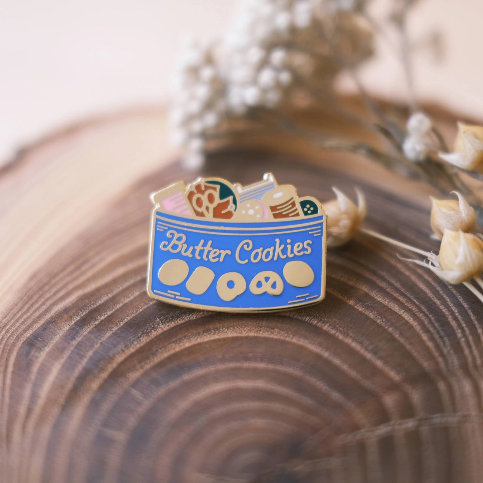 Vintage Butter Cookie Sewing Kit Enamel Pin - Cute Collectible Badge for DIY Crafters, Fashion Accessories & Backpack Decoration