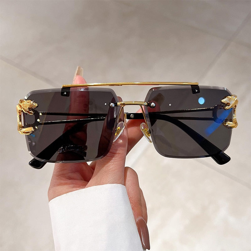 Stylish Women's Oversized Square Sunglasses - UV Protection, Trendy Fashion Accessory for Outdoor, Beach & Driving