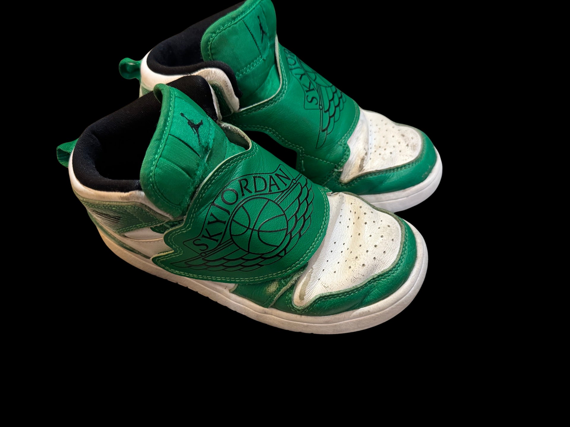 Air Jordan Retro Sneakers for Kids Size 7Y (EU 32) - Lightweight Basketball Shoes for Boys & Girls - Perfect for Sports, School & Casual Wear