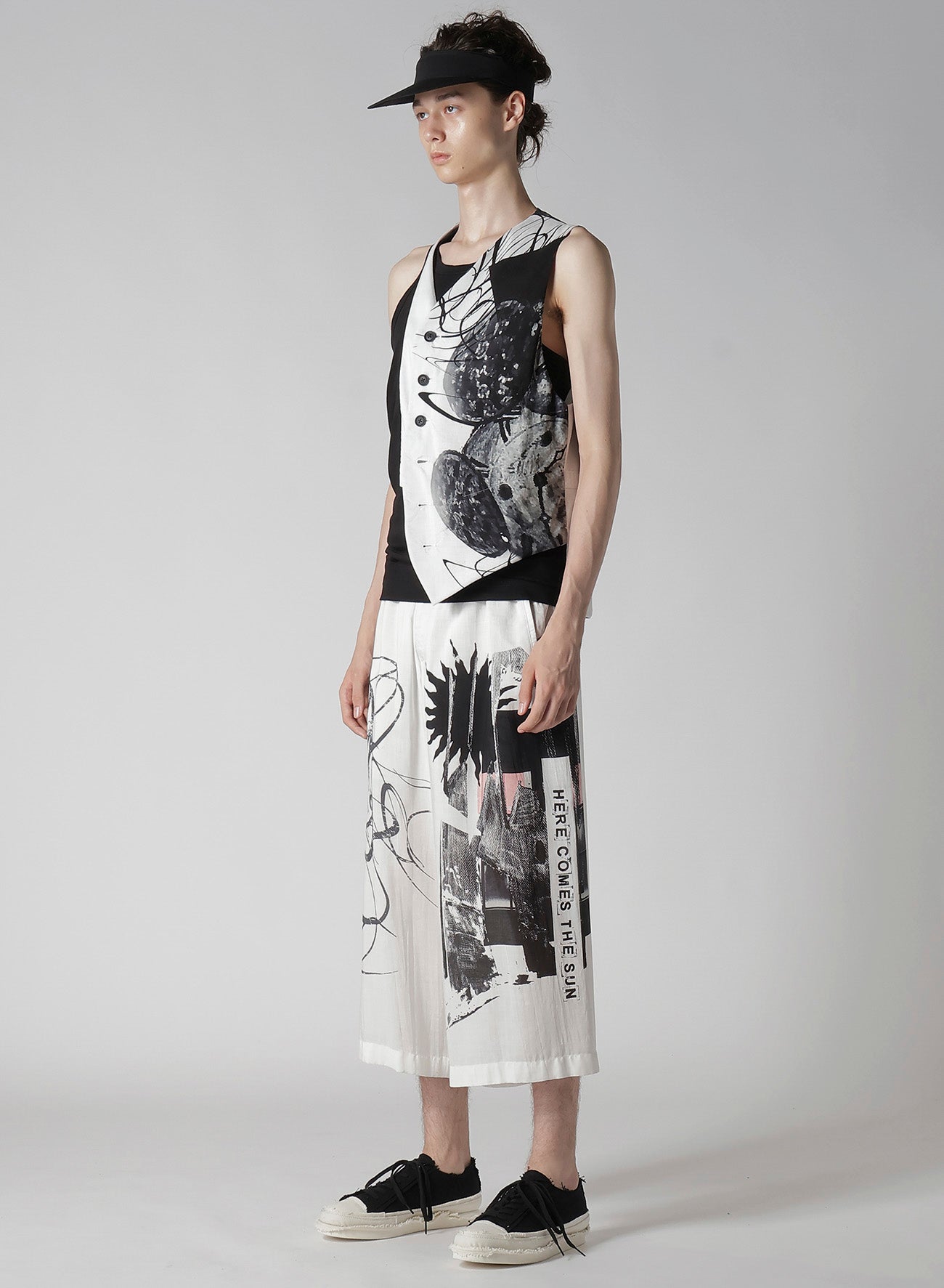 Asymmetrical Vest with Clock Print - Stylish Layering Piece for Casual Outfits & Fashionable Streetwear Looks