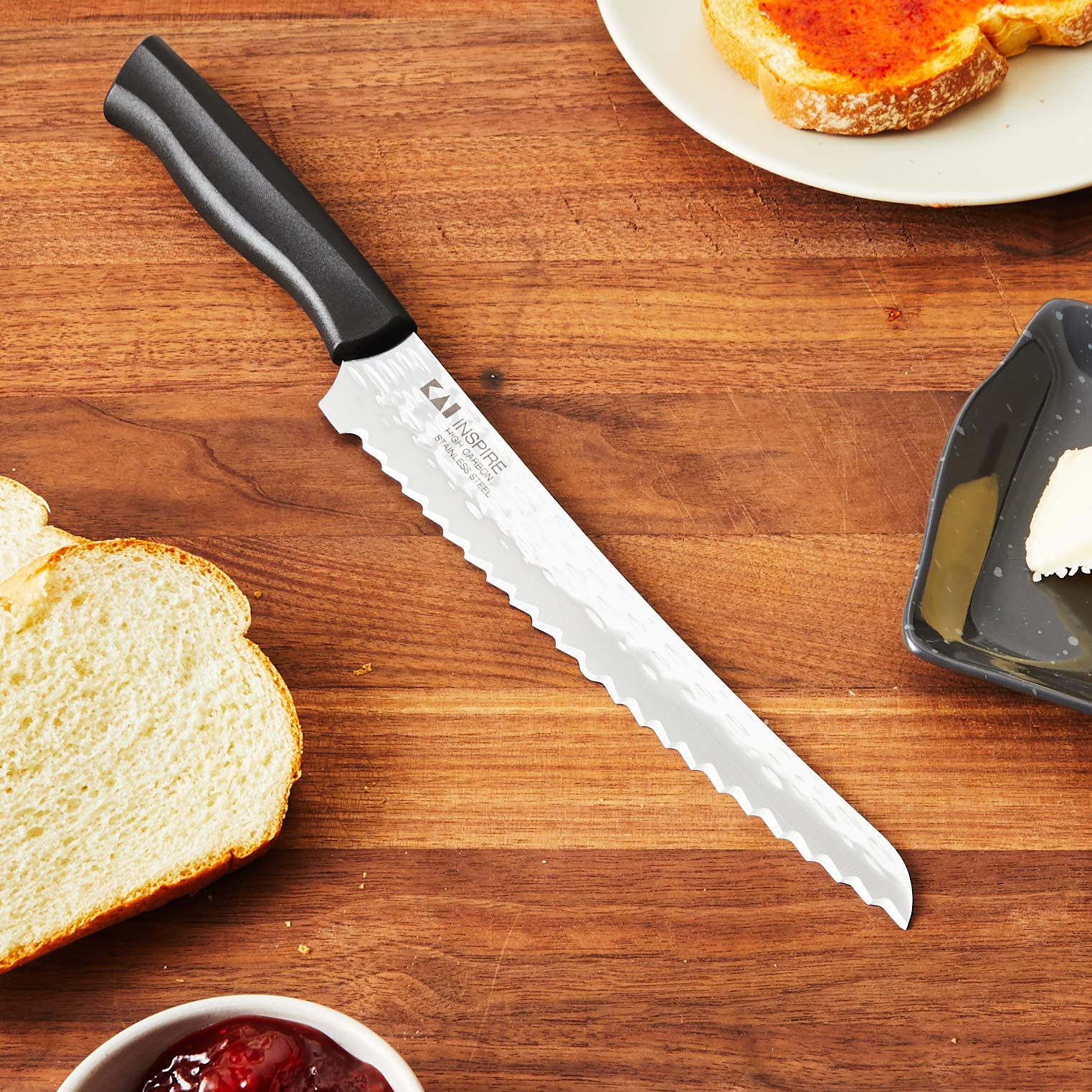 Kai Inspire 9-Inch Bread Knife with Hammered Finish - Sharp Silver Blade for Slicing Bread, Cakes & Pastries - Perfect for Home Baking & Professional Kitchens