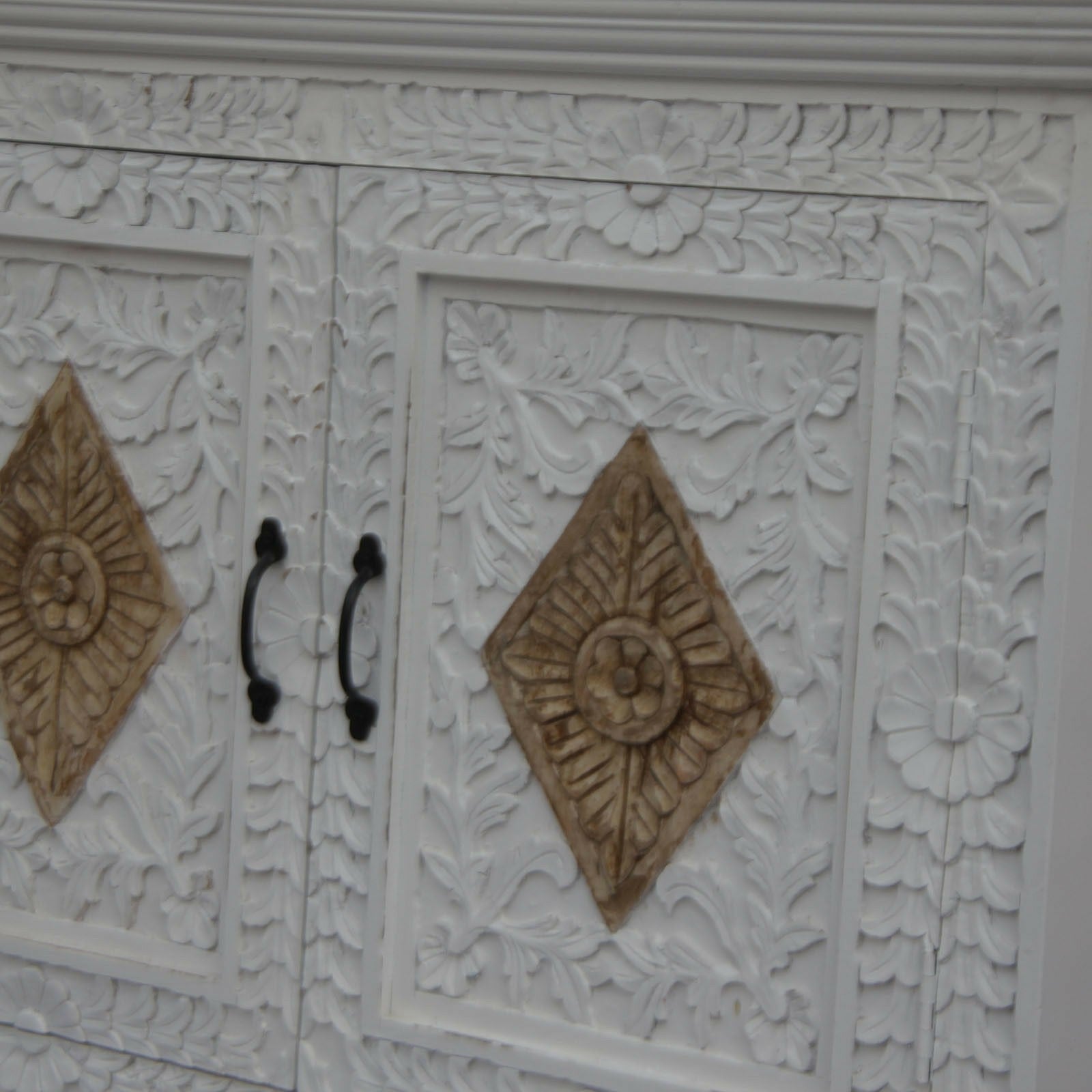 White Floral Carved Solid Wood Sideboard - 110cm Modern Buffet Cabinet for Dining Room, Living Room & Entryway Storage