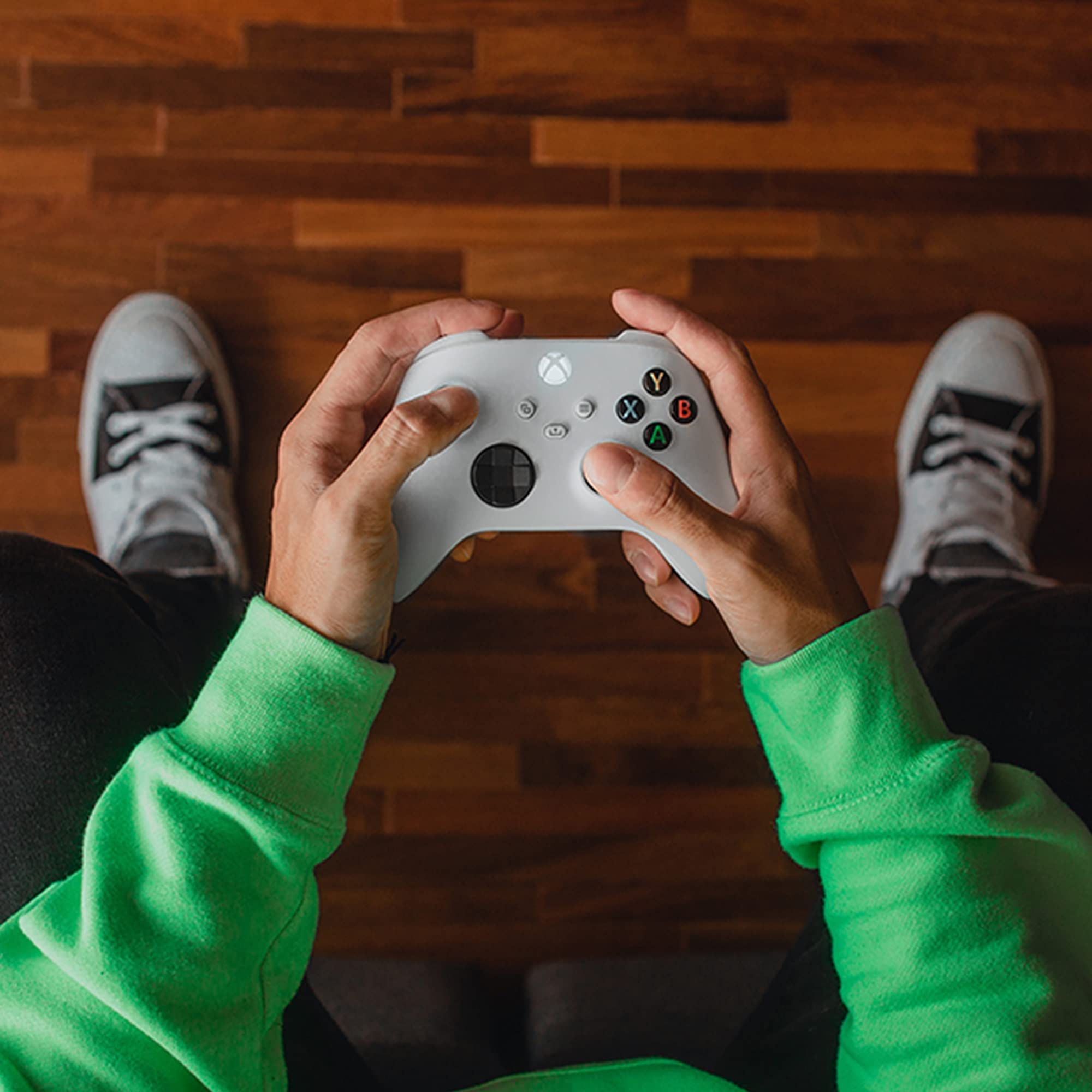 Razer Universal Quick Charging Stand for Xbox with Wireless Controller - Fast Charging, Magnetic Contact, Universal Compatibility, One-Handed Use - Robot White - Perfect for Gaming Sessions and Multiplayer Setups