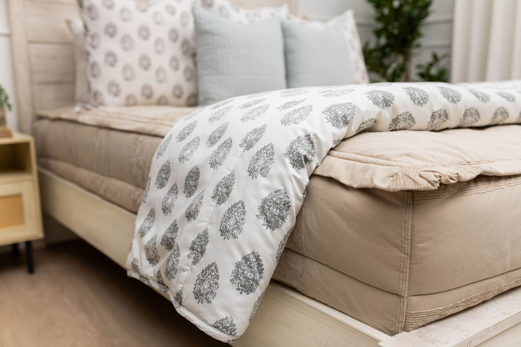 Cozy Kate Blanket - Soft & Warm Fleece Throw for Women & Men - Perfect for Couch, Bed, and Travel - Home & Office Comfort