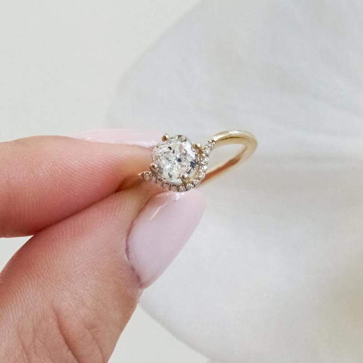 Exquisite Cushion Cut Diamond Crown Ring for Women - Elegant Wedding, Engagement & Anniversary Jewelry Gift - Perfect for Bridal, Party & Special Occasions