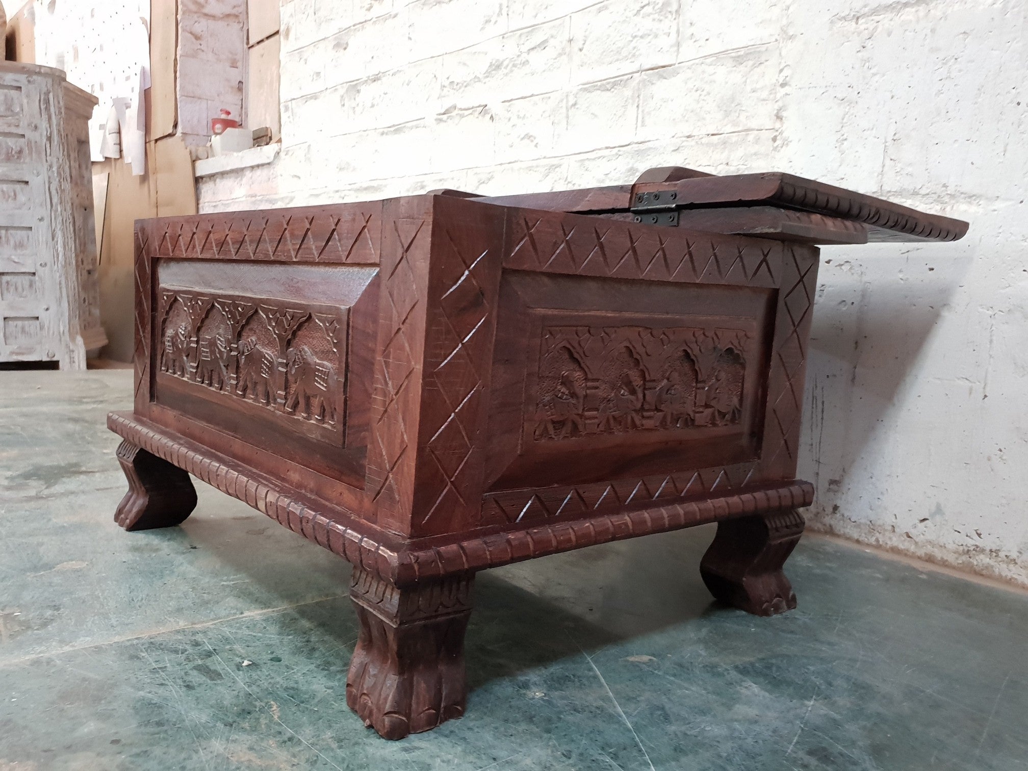 Handcrafted Elephant Carved Wood Coffee Table with Storage - Rustic Brown Blanket Box Trunk for Living Room Decor | Perfect for Cozy Home, Farmhouse Style & Blanket Organization