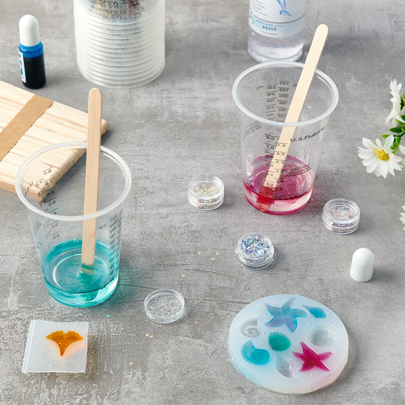 100 Pack 8 oz Plastic Measuring Cups with Wooden Sticks - Disposable Mixing Cups for Epoxy Resin, Paint, Cooking & Baking - Perfect for DIY Crafts, Liquid Measurement & Kitchen Use