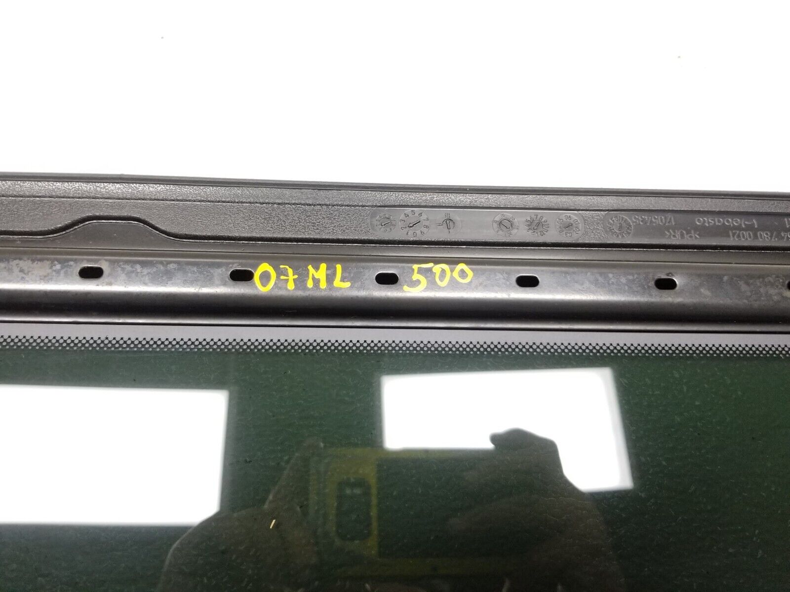 2006-2011 Mercedes Benz ML500 OEM Sunroof Glass Replacement - Perfect for Roof Repair & Luxury SUV Upgrades