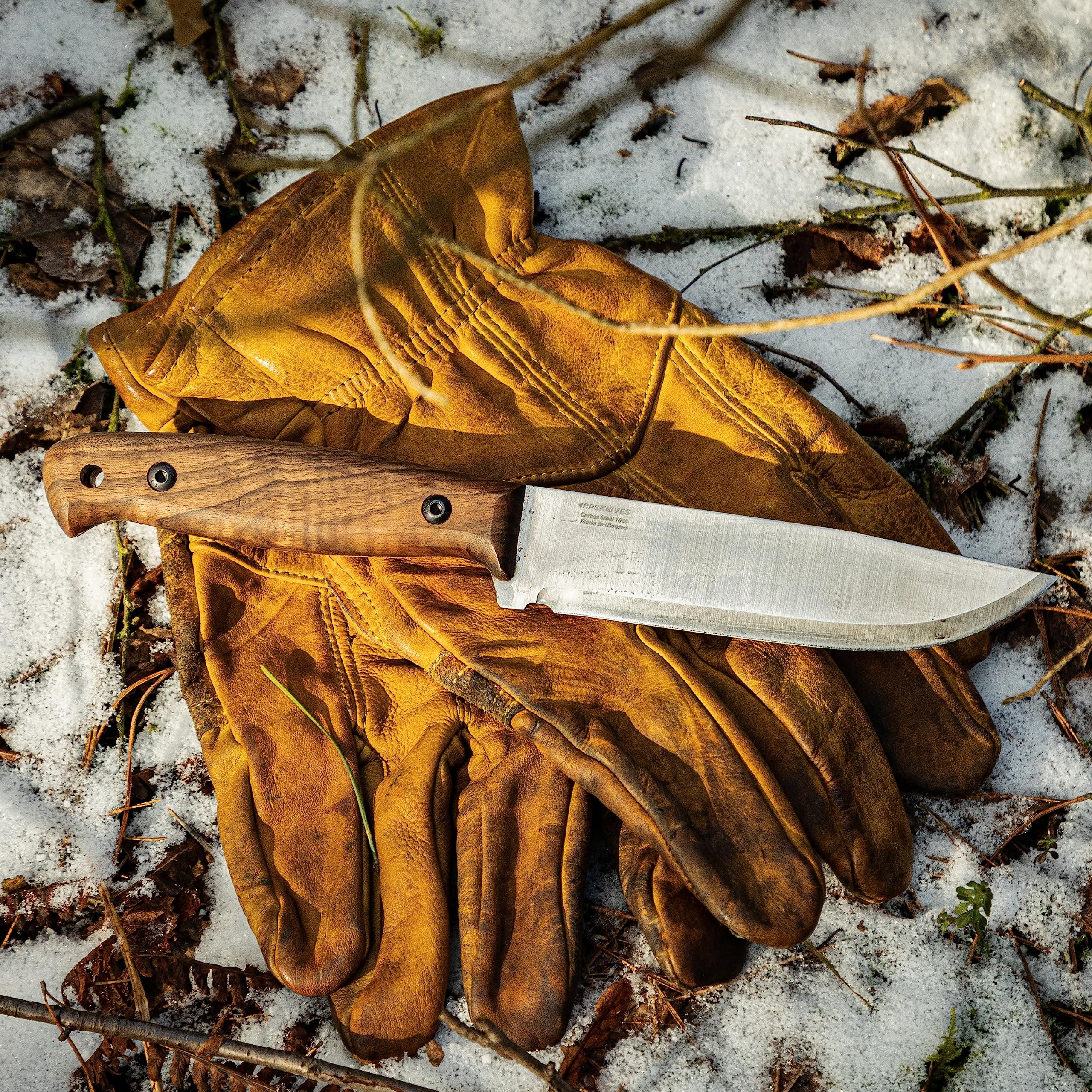 BPS Knives Adventurer - Full Tang Carbon Steel Bushcraft Knife with Leather Sheath & Fire Starter - Survival Tactical Camping Knife for Outdoor Adventures, Hunting, Hiking & Wilderness Survival