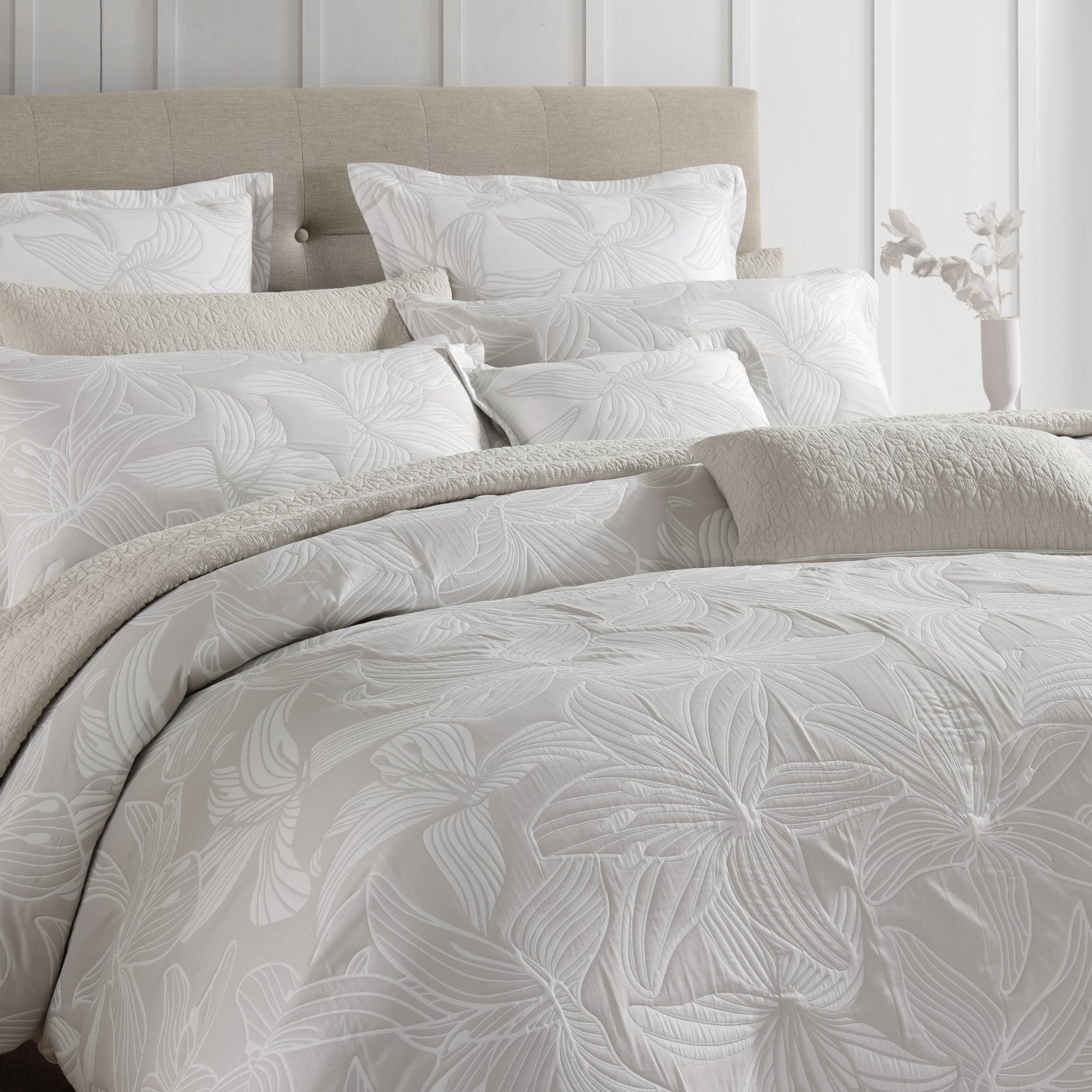 Luxury Grace Dove Quilt Cover Set - King Size Bedding Set by Logan & Mason Platinum - Soft Microfiber Duvet Cover for Master Bedroom & Guest Room Decor
