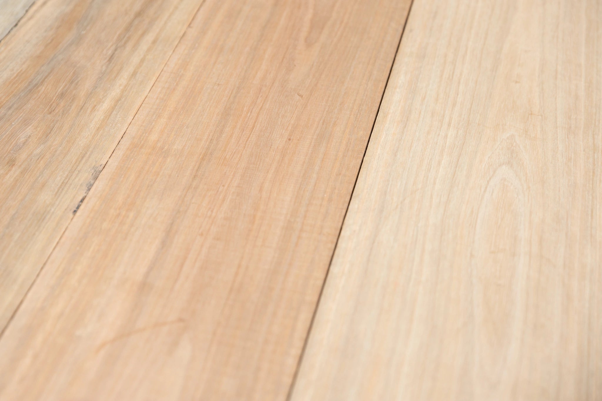 Premium Spotted Gum Hardwood Timber 150x38mm - Select Grade, Kiln Dried, Skip Dressed for Joinery & Woodworking Projects - Perfect for Flooring, Decking, and Furniture Making