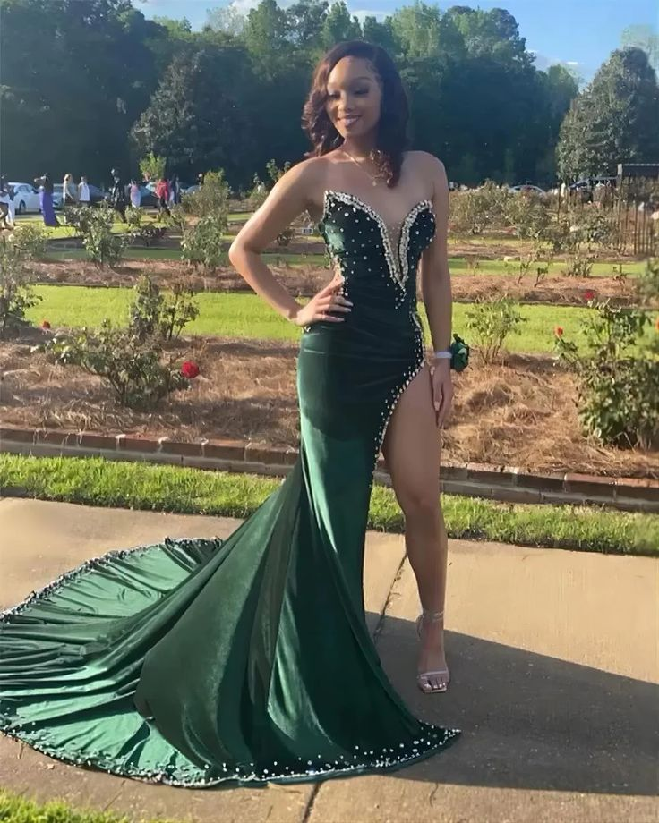 Elegant Velvet Mermaid Prom Dress with Train - Long Green Formal Gown for Homecoming, Ball & Special Occasions