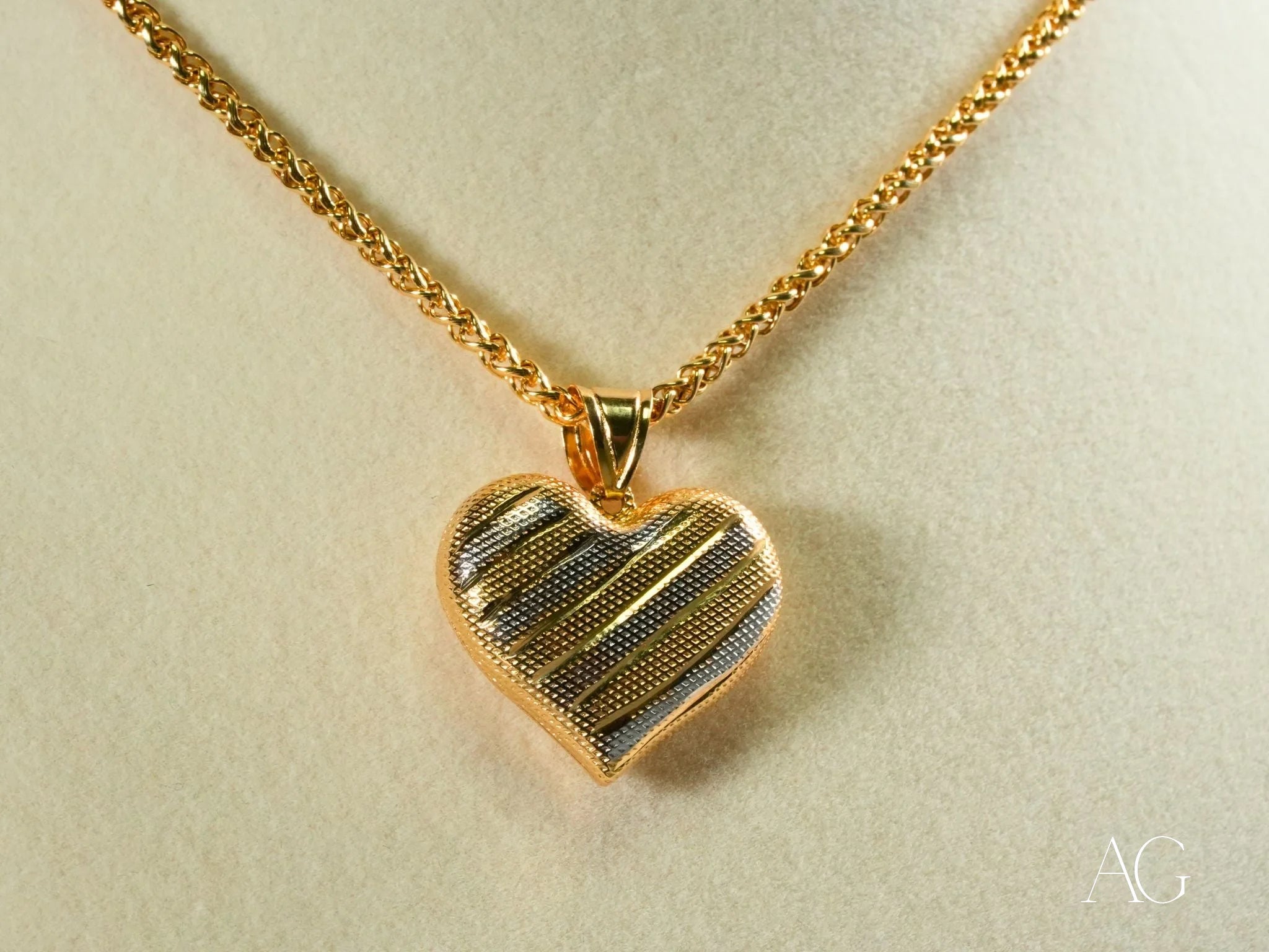 14K Gold Heart Pendant Necklace for Women - Elegant Valentine's Day Gift, Birthday Present & Anniversary Jewelry - Perfect for Romantic Occasions, Date Nights and Special Moments