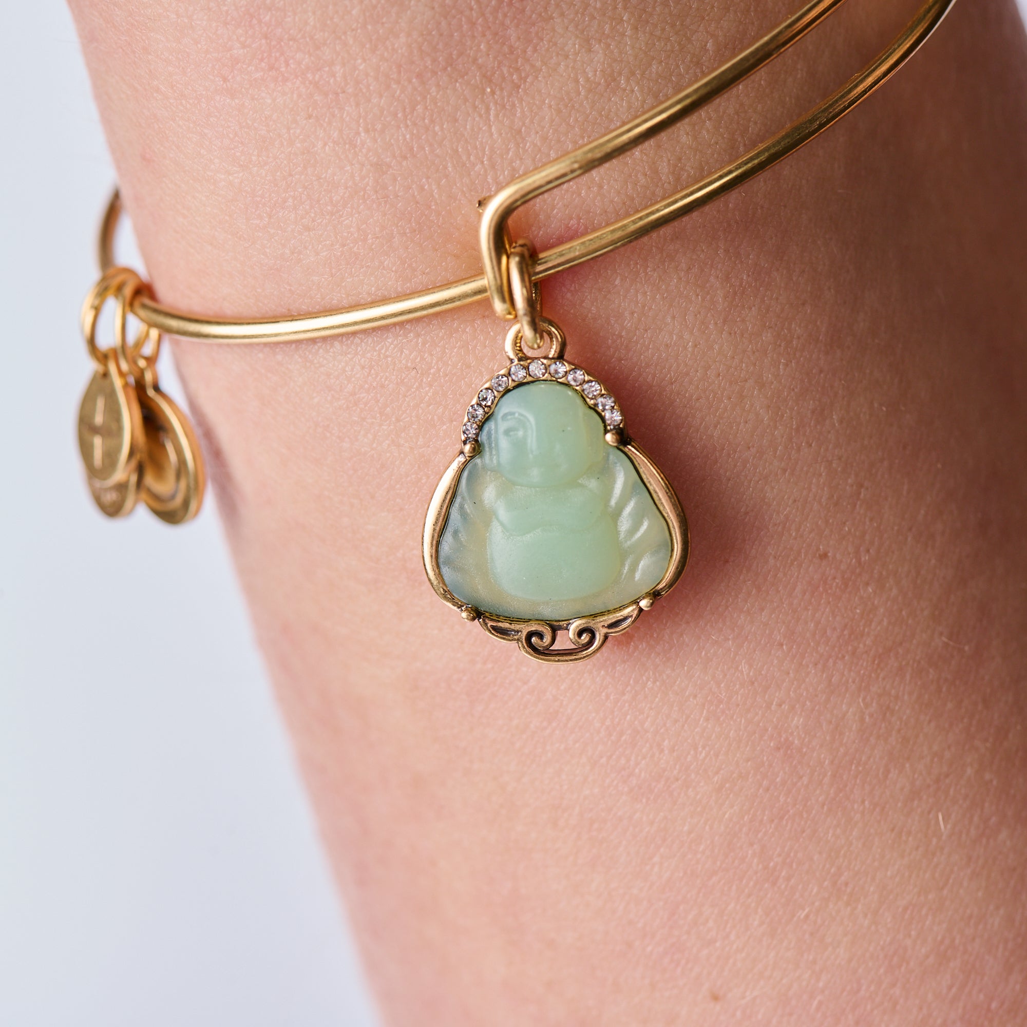 Buddha Charm Bangle - Spiritual Bracelet for Meditation & Yoga - Meaningful Gift for Buddhist Jewelry Lovers - Perfect for Mindfulness Practice & Positive Energy