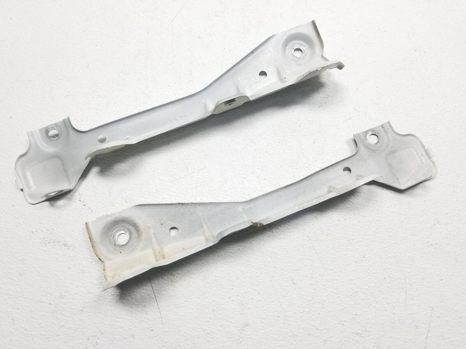 06-11 Mercedes ML500 Front Fender Mount Bracket Pair - Left & Right OEM Replacement Parts - Perfect for Off-Roading & Car Restoration Projects