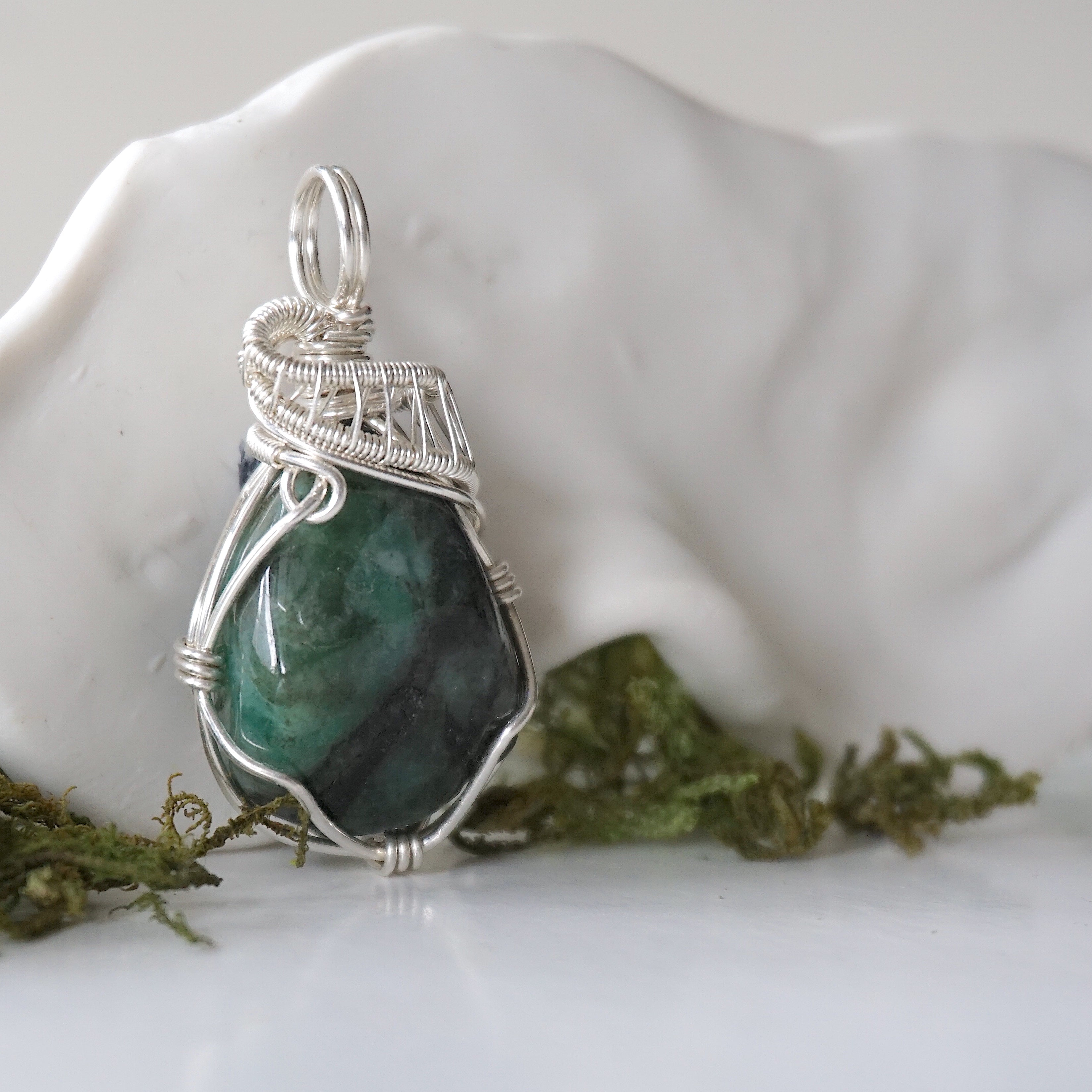 Natural Raw Emerald Pendant Necklace in 925 Sterling Silver - Elegant Handmade Jewelry for Women, Gift for Her, Boho Chic & Everyday Wear