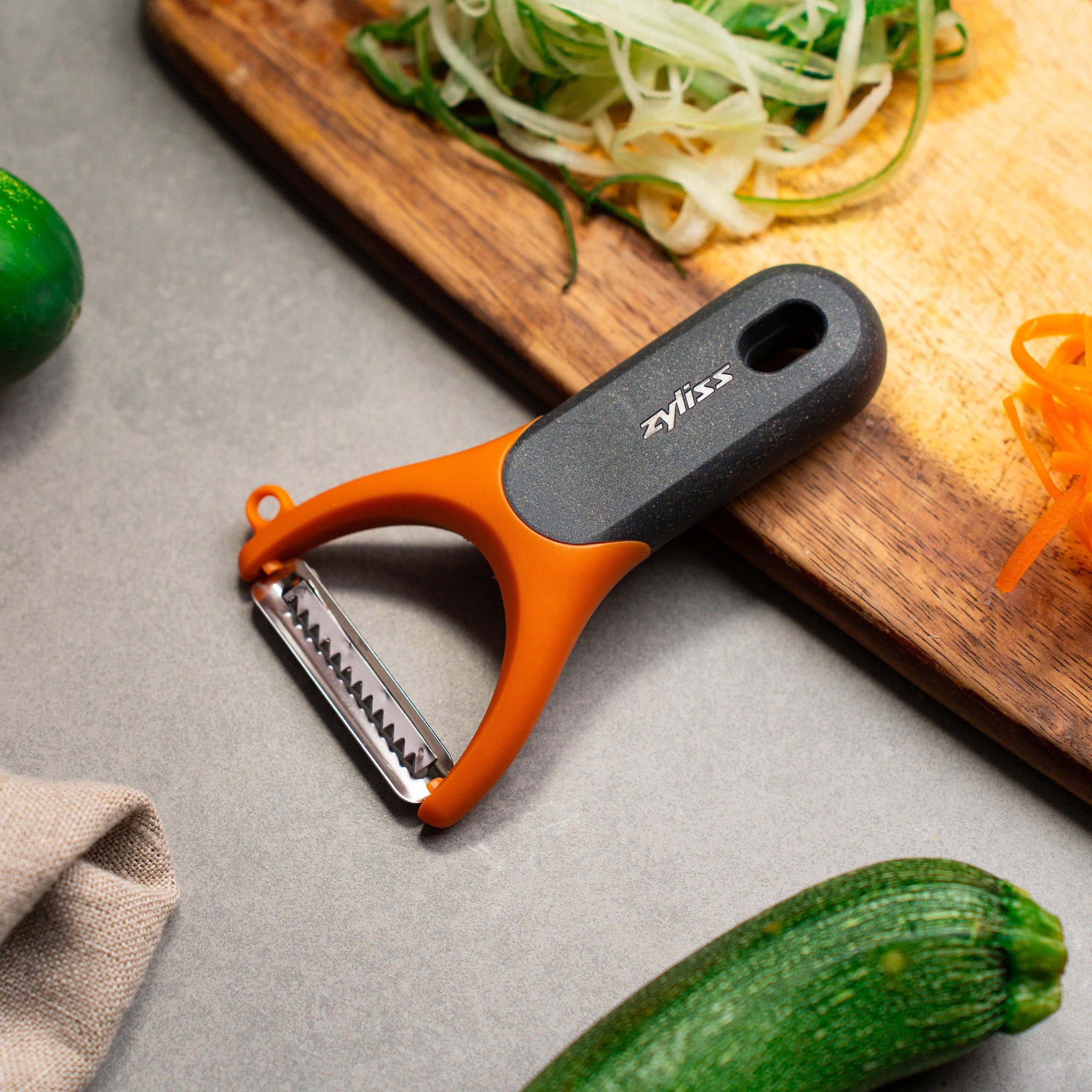 Zyliss Julienne Y Peeler - Stainless Steel Vegetable Peeler with Comfort Grip Handle - Perfect for Slicing, Shredding & Garnishing Vegetables, Fruits & Cheese - Ideal for Home Cooking, Meal Prep & Professional Kitchens