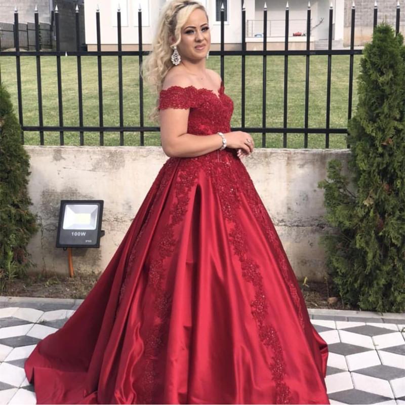 Elegant Off-the-Shoulder Satin Ball Gown Prom Dress with Lace Appliques - Perfect for Homecoming, Formal Dances & Special Occasions