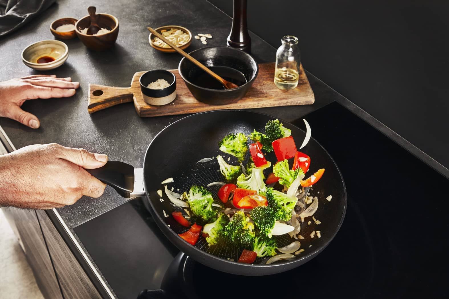 Tefal UNLIMITED 28cm Non-Stick Wok Pan - Professional Stir Fry Pan for Asian Cooking, High Heat Resistance, Induction Compatible - Perfect for Stir-Frying, Sauteing & Deep Frying at Home