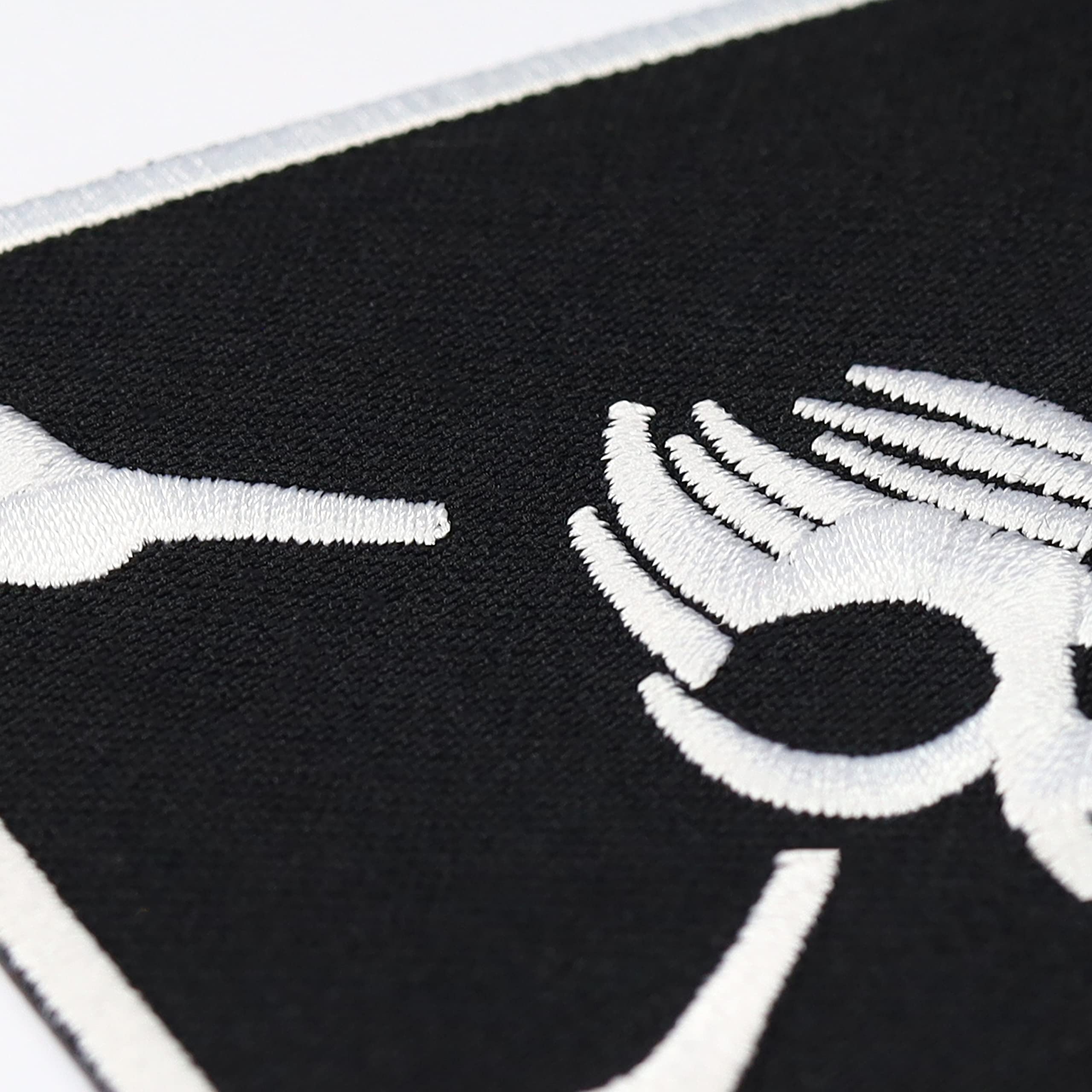 JOLLY ROGER PIRATE Skull Iron-On Patch - Pirates of The Caribbean Inspired Embroidered Badge for Jackets, Hats & Backpacks - Perfect for Halloween Costumes & Pirate Theme Parties
