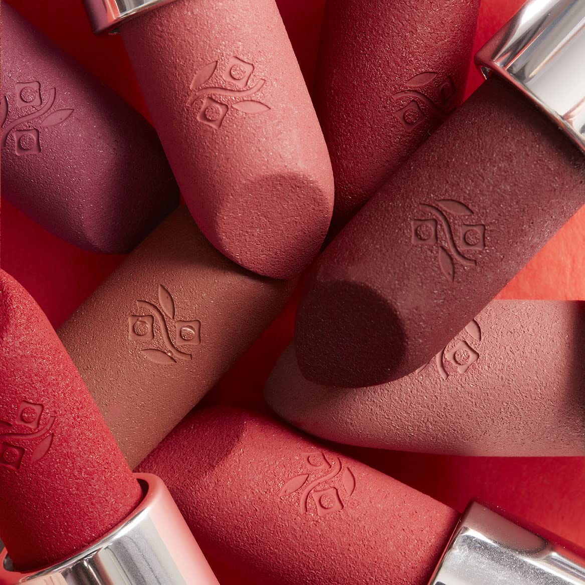 DEBORAH Milano Matte Lipstick - 34 Red in Winter, Collagen & Hyaluronic Acid Infused, Long-Lasting Intense Color & Volumized Lips, Nourishing Formula, 4.5g - Perfect for Winter Makeup & Special Occasions