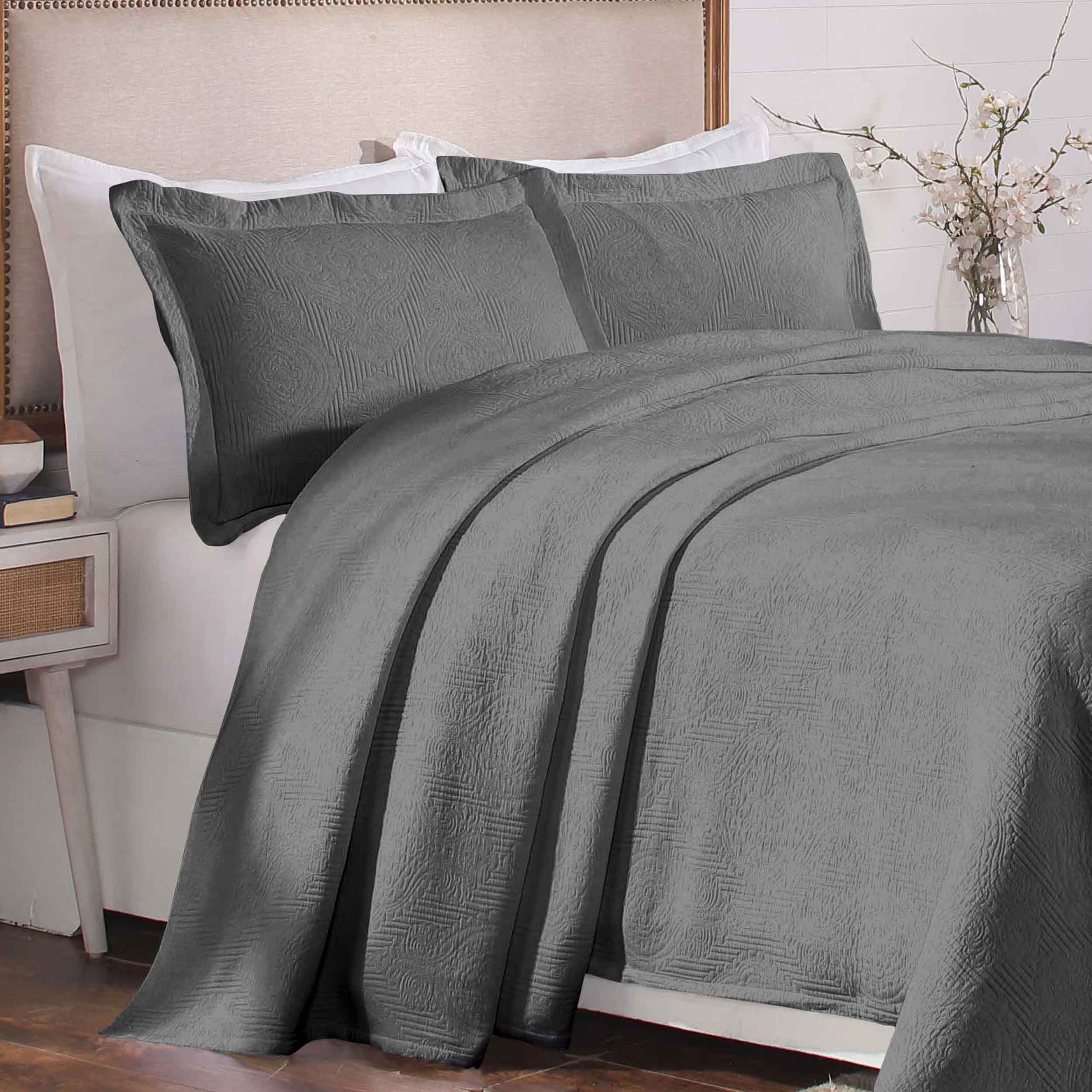 Victory Cotton Matelasse Bedspread Set with Scrolling Medallion Design - Lightweight & Breathable Queen Size Bed Cover - Perfect for Master Bedroom, Guest Room & Luxury Hotel Decor