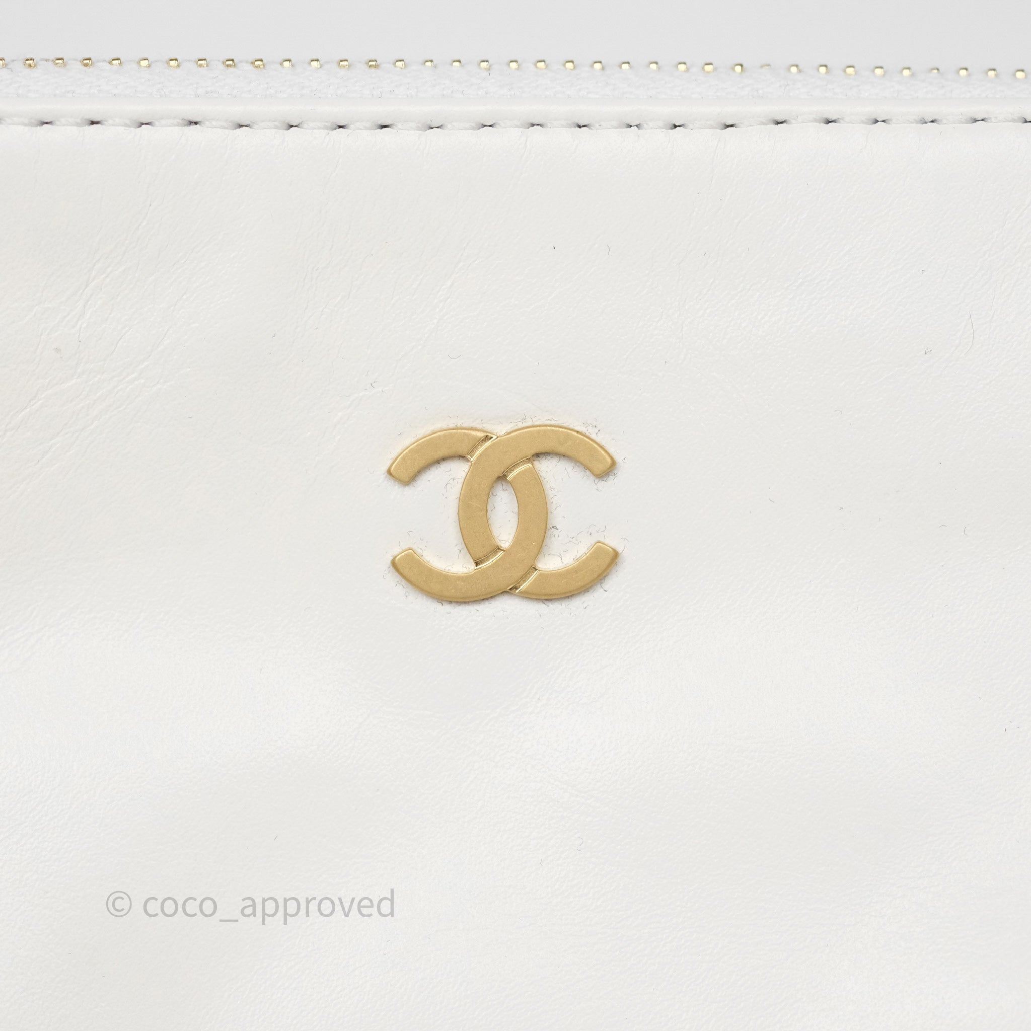 Chanel 22 Medium Handbag in White Shiny Crumpled Calfskin with Aged Gold Hardware - Luxury Shoulder Bag for Women, Perfect for Date Night & Special Occasions