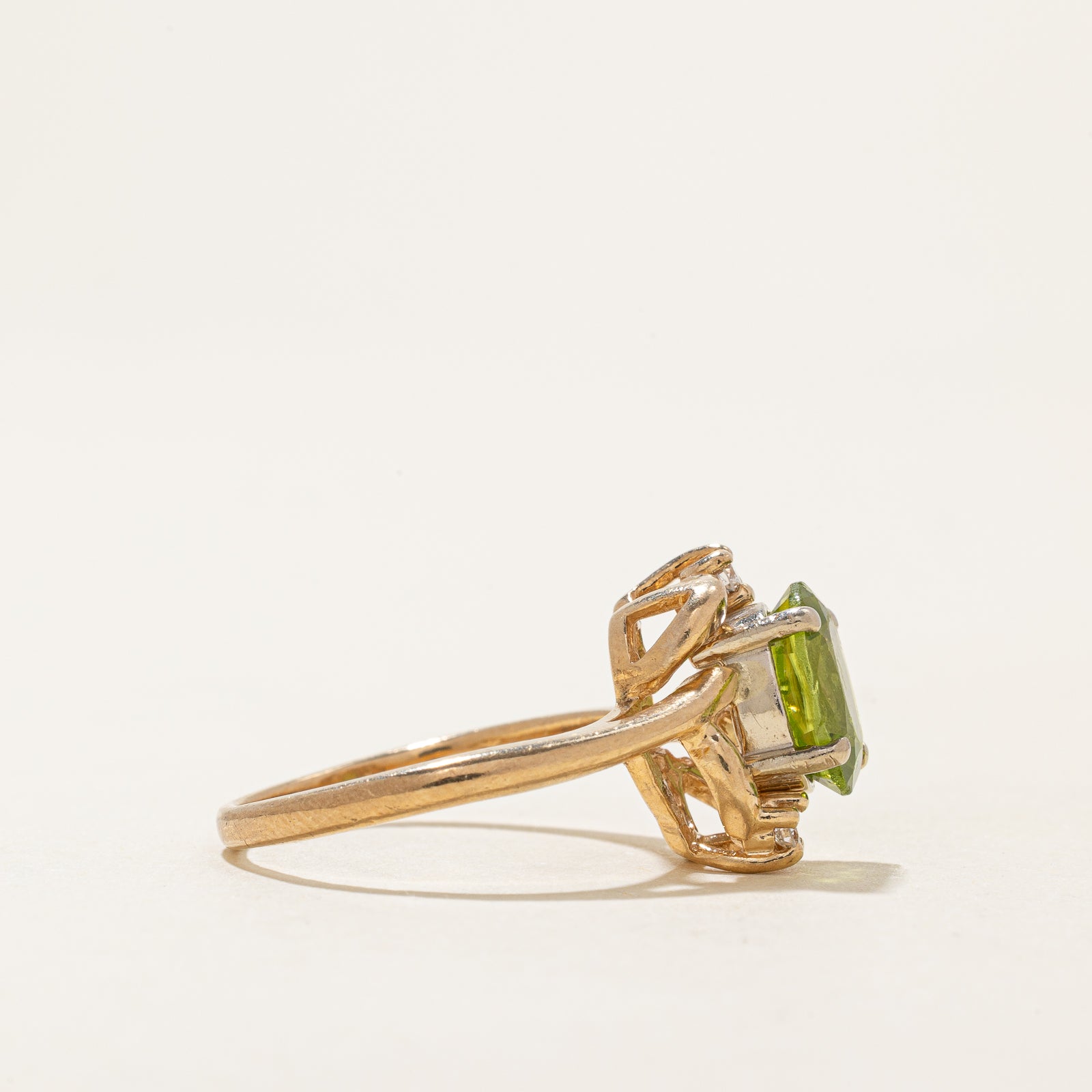Peridot & Diamond Ring - 1.76ct Green Peridot & 0.06ctw Diamond Engagement Ring - Size 7 - Perfect for Anniversary Gifts, Birthday Presents & Special Occasions