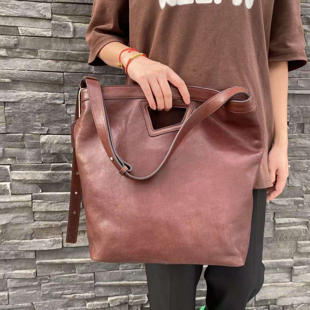 Classic Design Women's Leather Handbag - Stylish Crossbody Purse for Work, Travel & Everyday Use | Durable & Fashionable Shoulder Bag