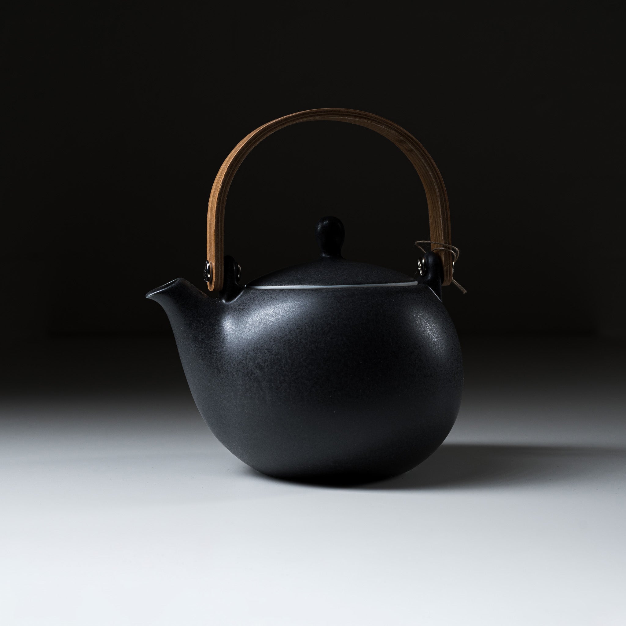 Yui Japanese Wooden Handle Teapot 600ml - Traditional Ink Design for Matcha & Loose Leaf Tea Brewing - Perfect for Tea Ceremonies & Home Tea Time