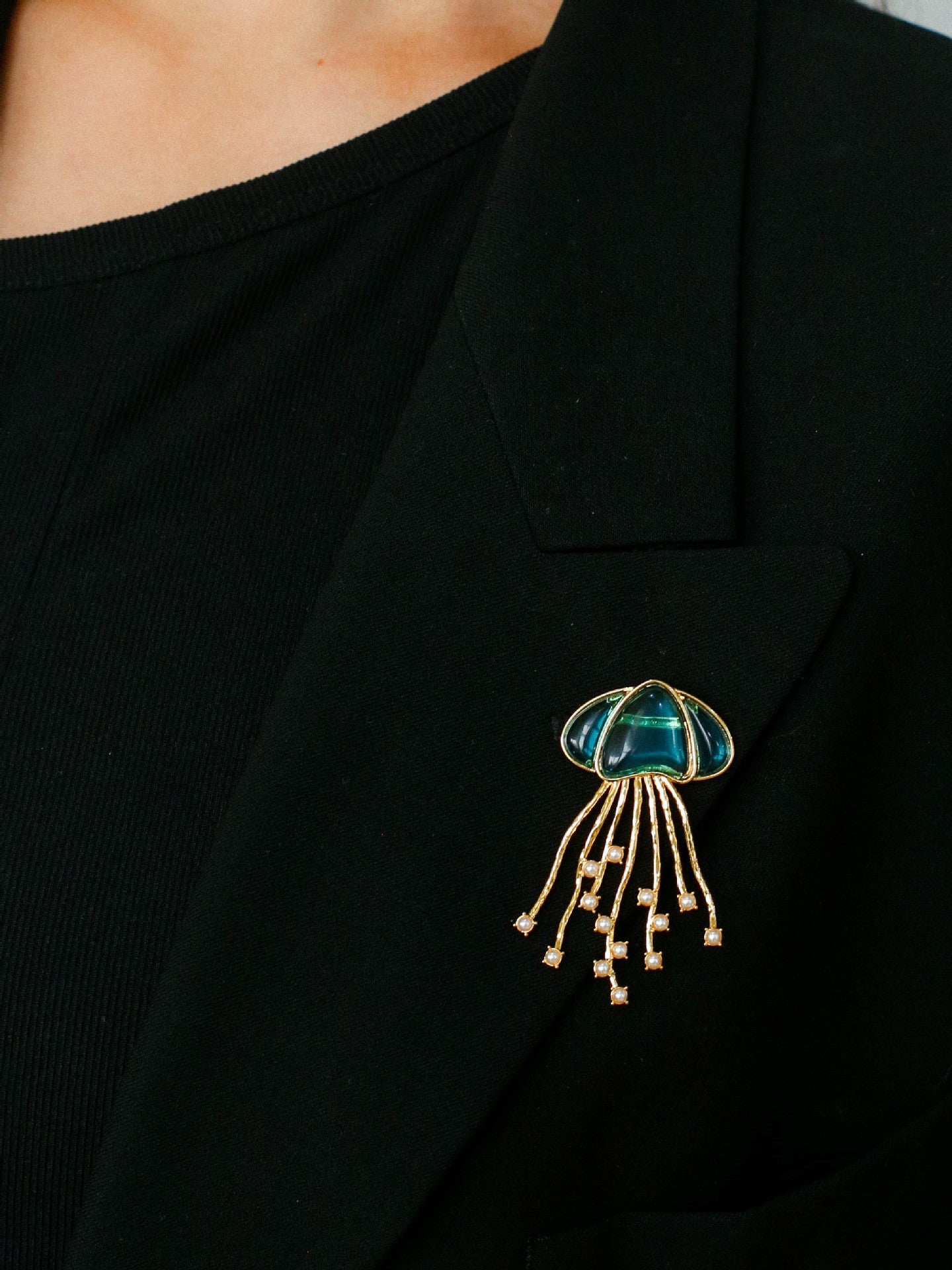 Elegant Gray & White Mother of Pearl Glass Jellyfish Brooch Pin - Perfect for Women's Fashion Accessories, Wedding, Prom, and Special Occasions