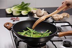 28cm Non-Stick Carbon Steel Wok Pan with Glass Lid - Perfect for Stir-Frying, Deep Frying & Asian Cooking - Induction Compatible Kitchen Cookware