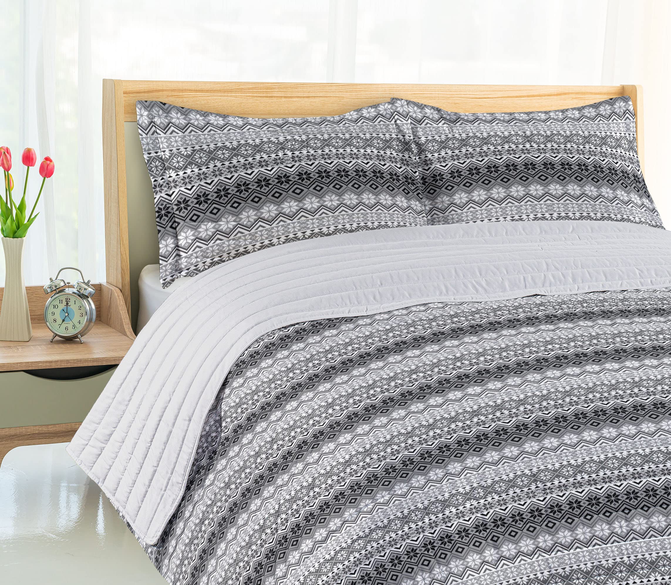 Ambesonne Nordic Microfiber Bedspread Set - Knitting Theme Chevron Pixel Art Scandinavian Design, Soft Queen Size Bedding with Pillow Shams & Comforter in Grey White Black | Perfect for Cozy Bedrooms, Guest Rooms & Modern Home Decor