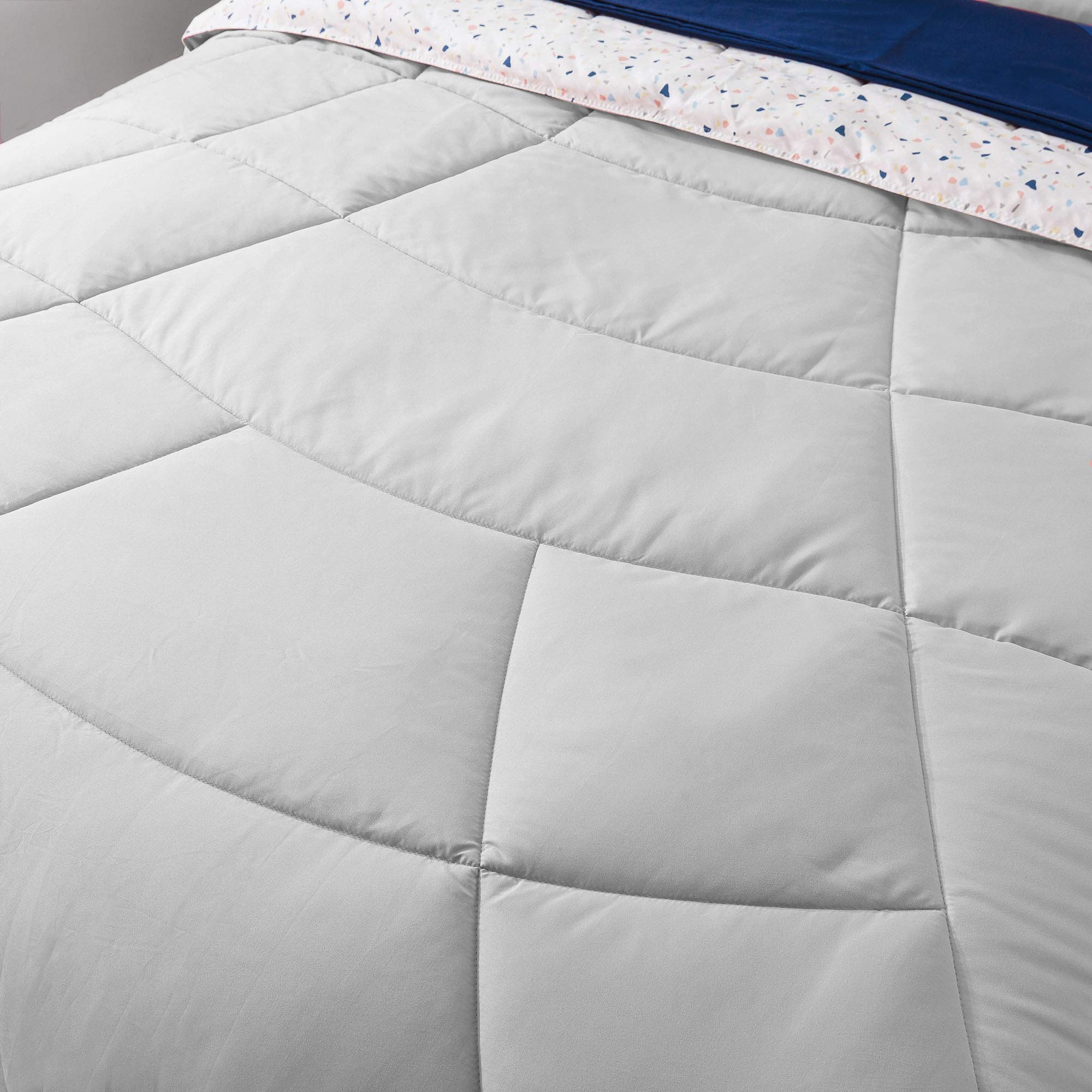 KASENTEX 5-Piece Super Soft Easy-Wash Twin Size Bed in a Bag Set - Grey Comforter, Flat Sheet, Fitted Sheet, Pillowcase & Sham for Boys, Girls, Teens & Kids | Perfect for Kids' Bedrooms, Sleepovers & Dorm Rooms