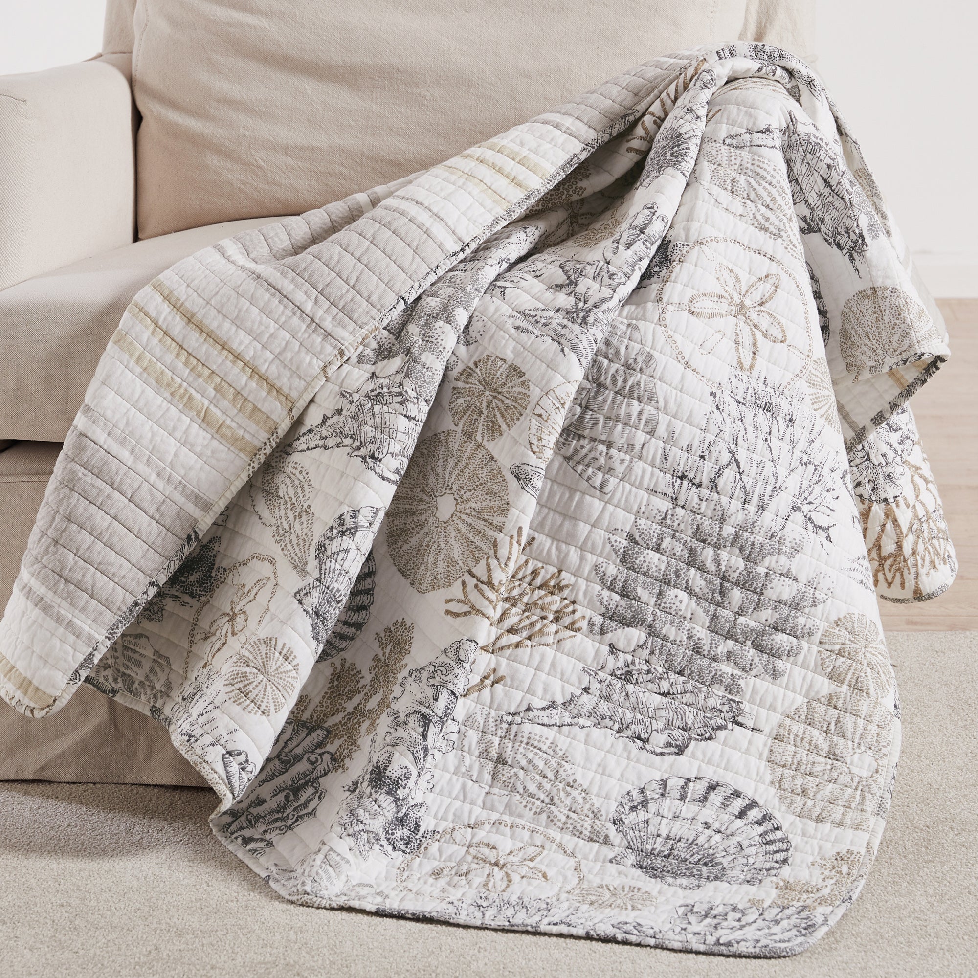 Soft & Cozy Caspian Sea Quilted Throw Blanket - Lightweight Bedspread for Couch, Sofa, Bed - Perfect for Winter Nights, Movie Time & Home Decor